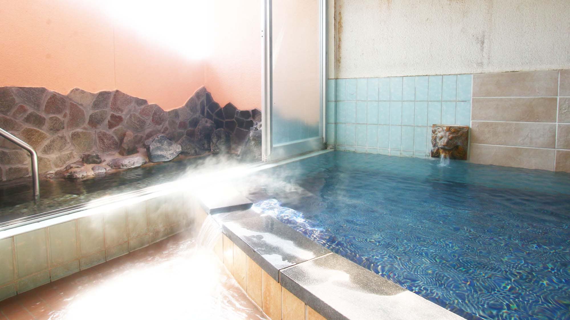 Since the water is directly drawn from our own hot spring source, you can experience the splendor of a natural hot spring.