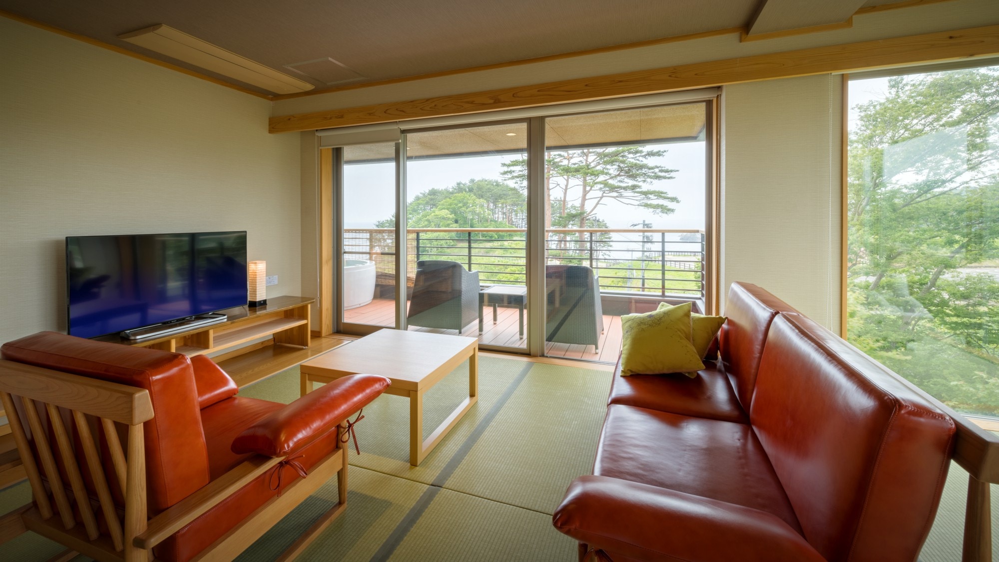 [Jiro's hermitage, 2nd floor] 20 tatami mats, modern Japanese and Western room with open-air bath ◆ Please relax on the sofa.