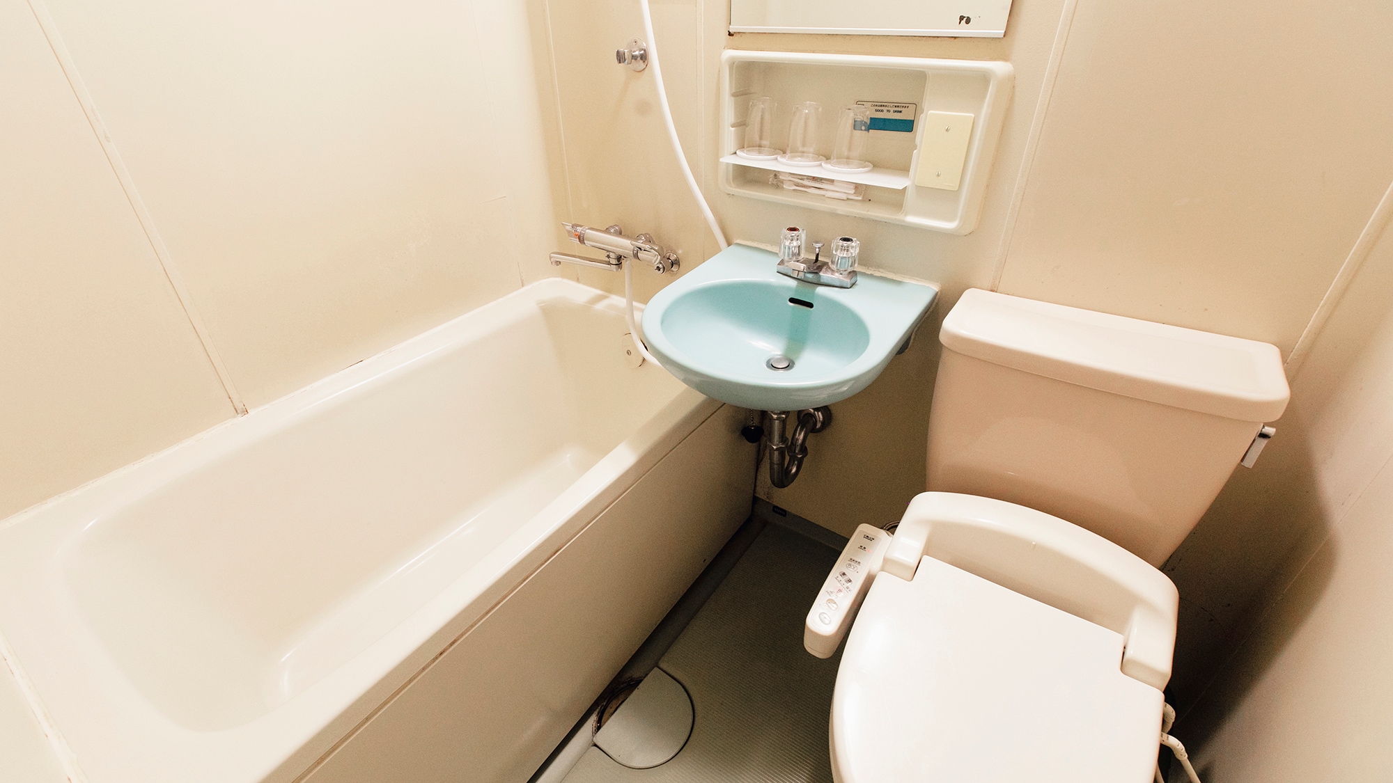 [Simple standard / guest room bathroom] Standard bathroom. With warm water washing toilet