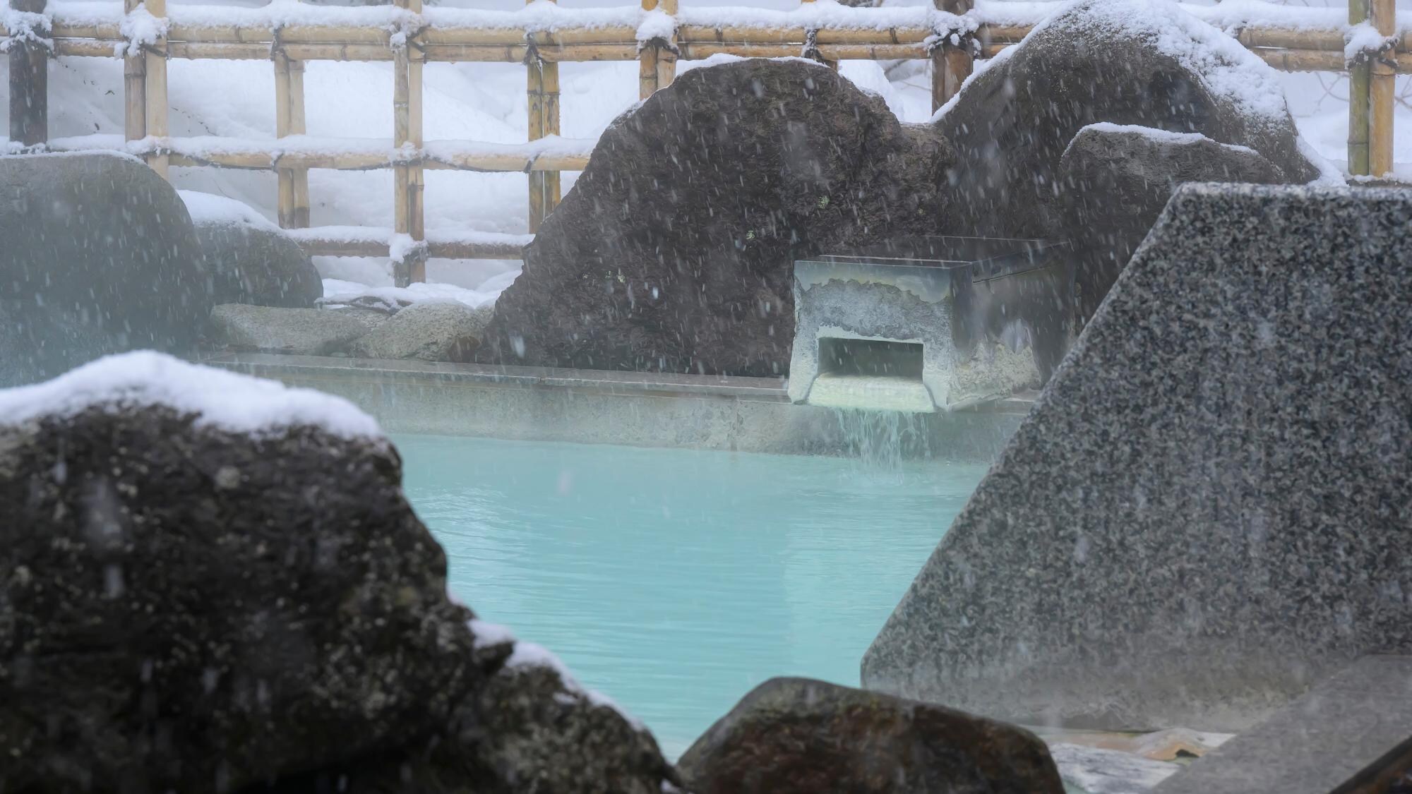 ห้องอาบน้ำแบบเปิดโล่งในฤดูหนาว เพลิดเพลินไปกับบรรยากาศของการอาบน้ำที่เต็มไปด้วยหิมะ