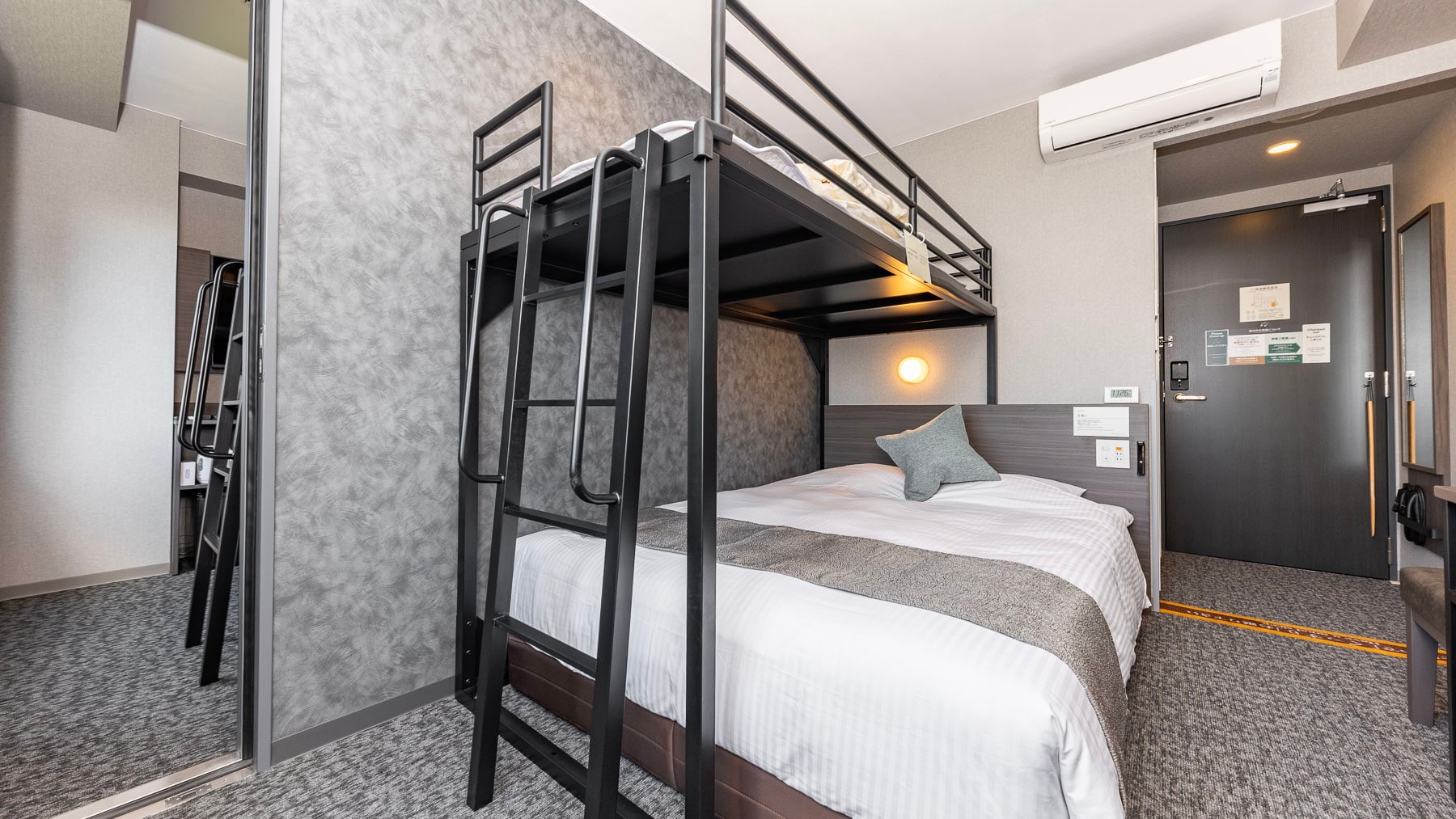 Ruangan ini memiliki dua ruangan yang dapat diakses melalui pintu di dalam.