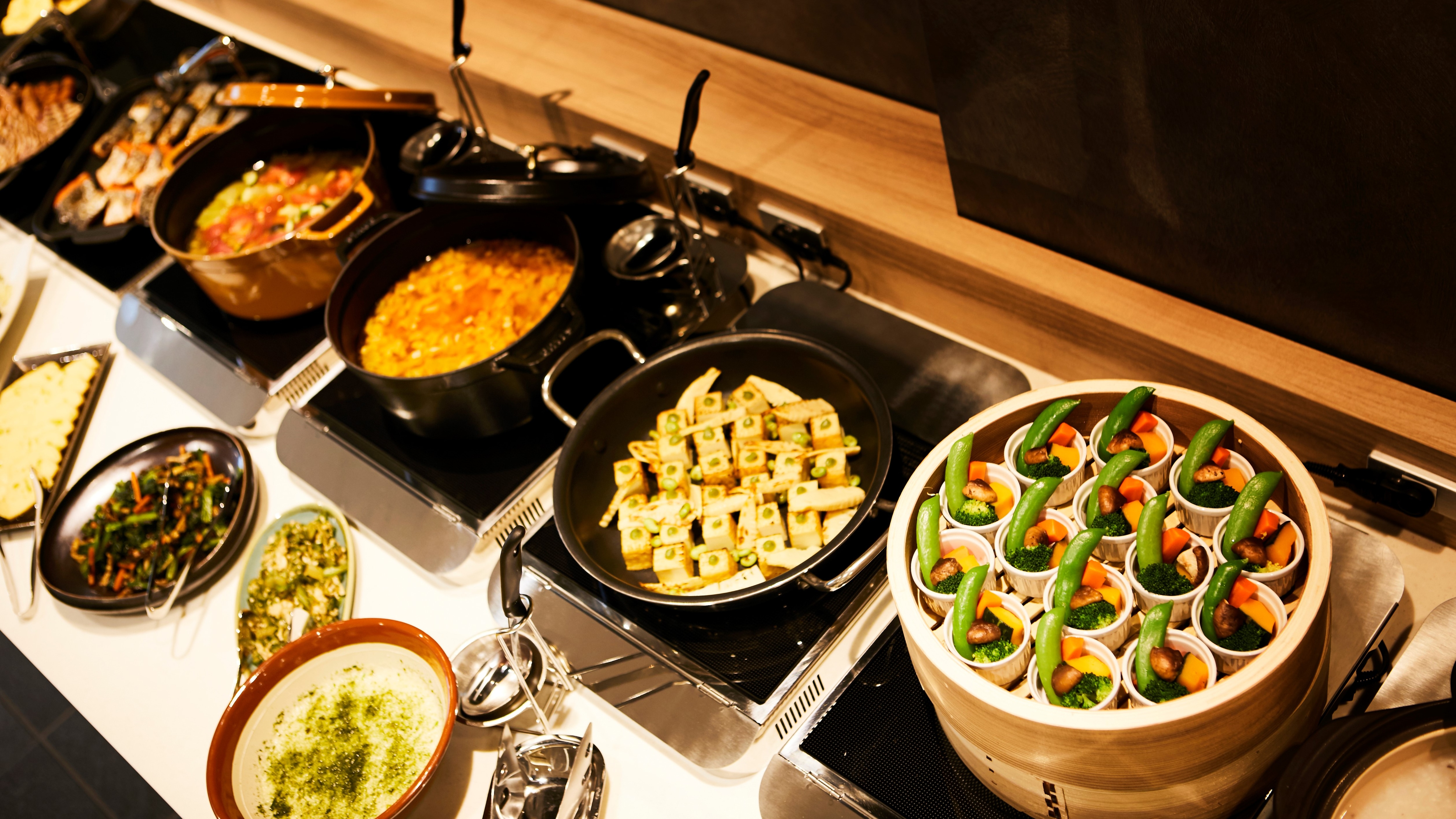 [Breakfast of feast vegetables] We offer healthy menus such as seasonal steamed vegetables, fried tofu and bamboo shoots with miso.