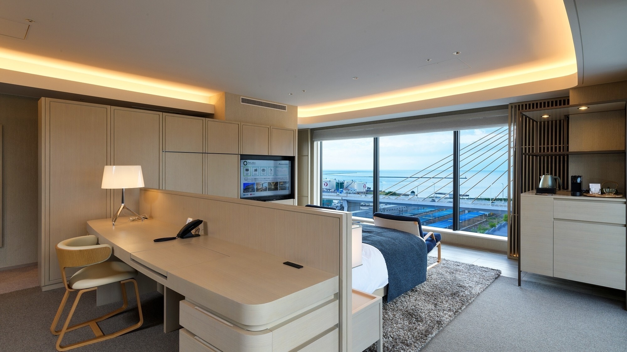 [Phòng Emperor Suite] Không gian rộng rãi được trang trí bằng đồ nội thất và vật dụng trang trí cao cấp, tạo nên bầu không khí sang trọng.