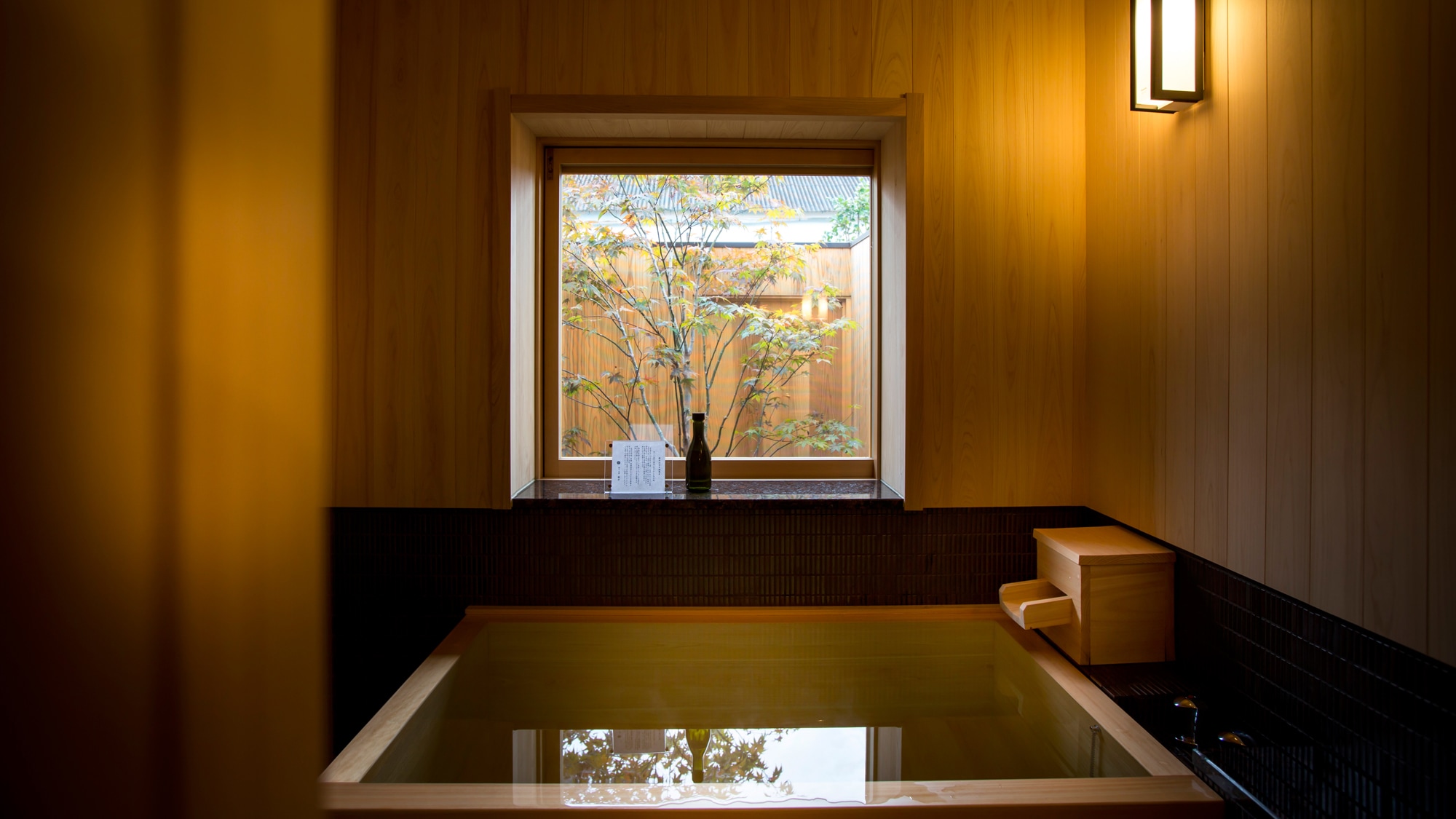 A deep and spacious cypress bath that allows you to immerse yourself up to your shoulders (Building B)