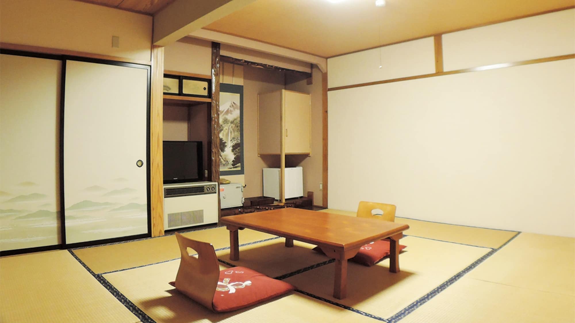 * Japanese-style room 10 tatami mats / Large room recommended for couples, families and groups.