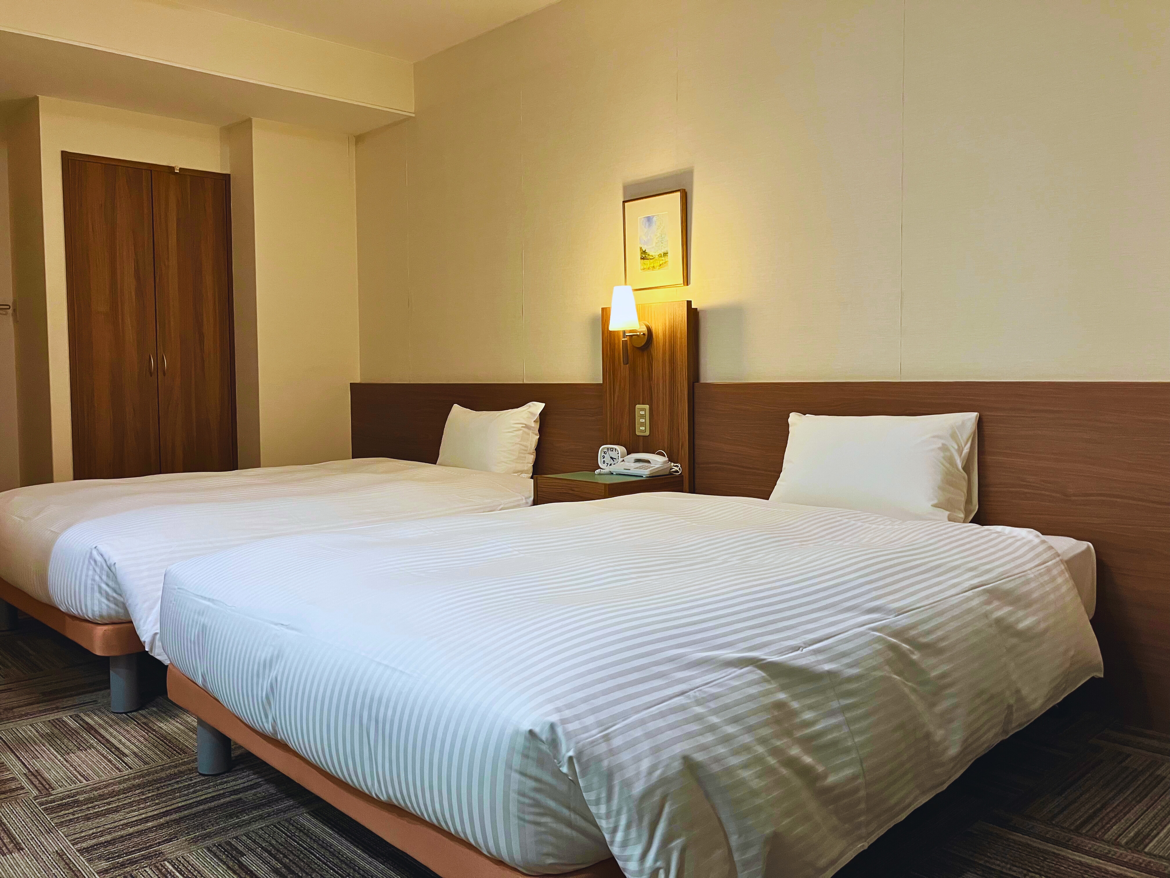 Tempat tidur kembar tinggi