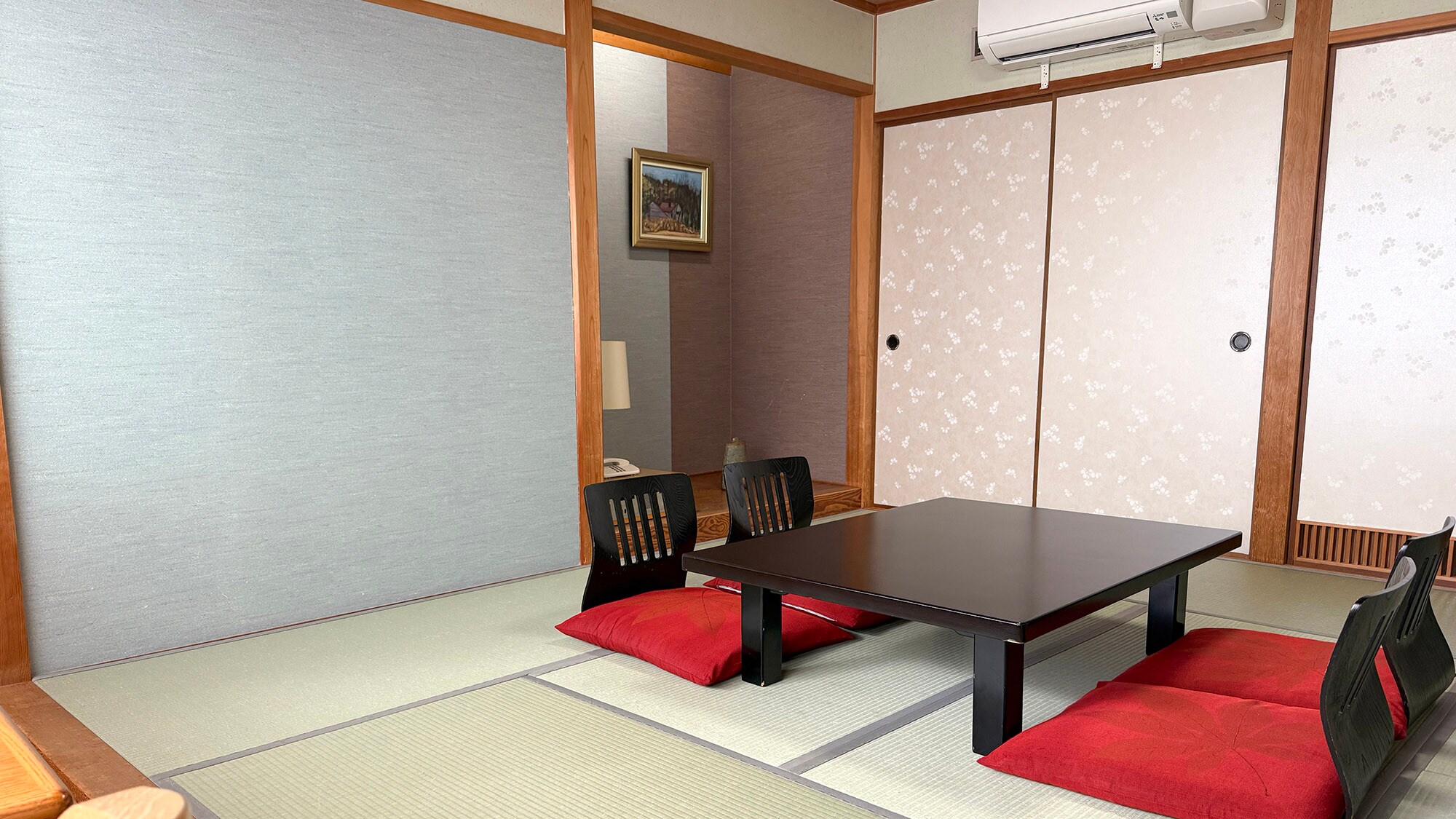 ・[8-tatami Japanese-style room] Perfect for group trips with friends or family trips! A relaxing space.