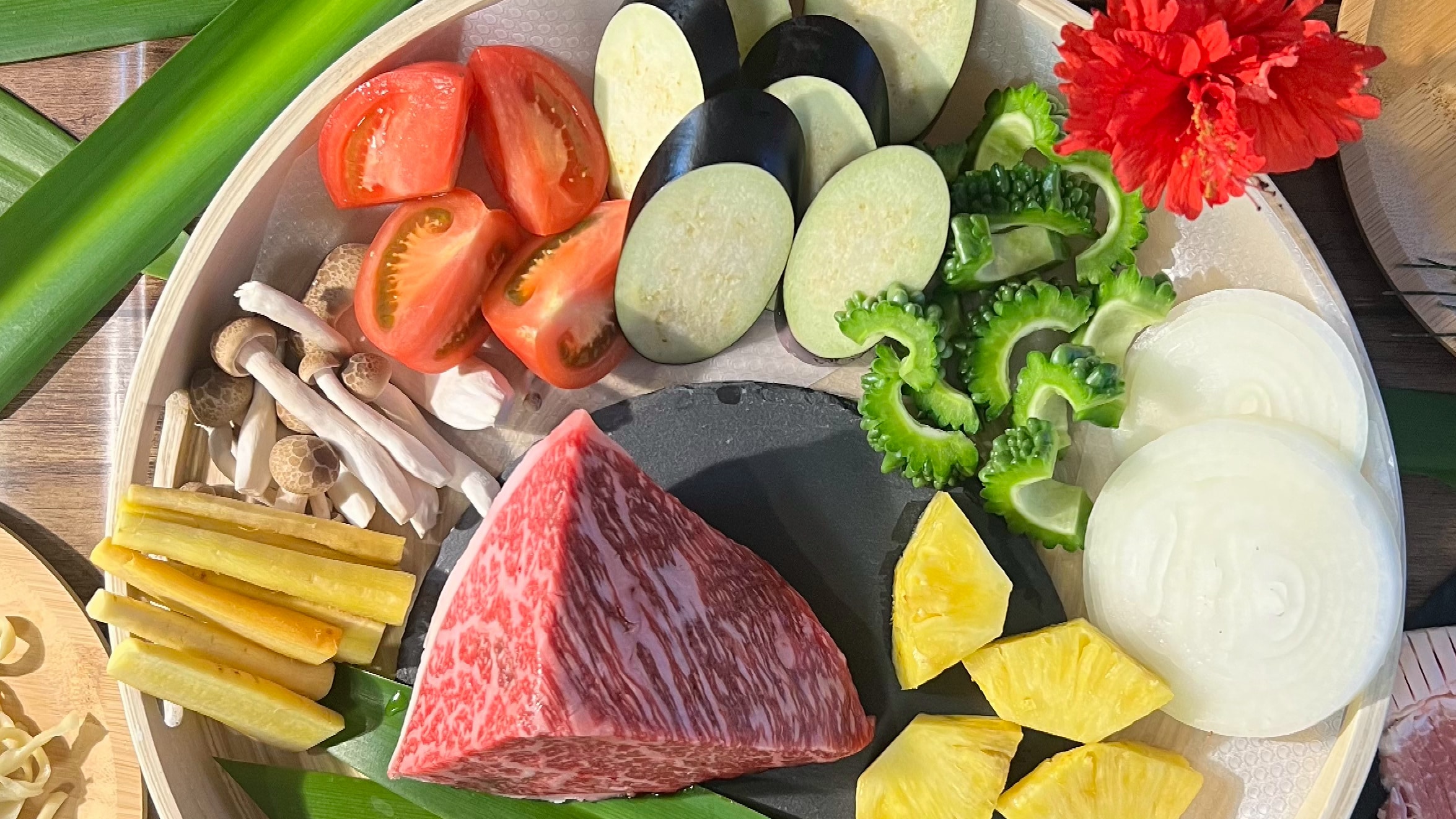 [Dinner] Dinner is Ishigaki beef Kinjo beef and pineapple pork. Enjoy freshly harvested Shimano from the prefecture at a BBQ!