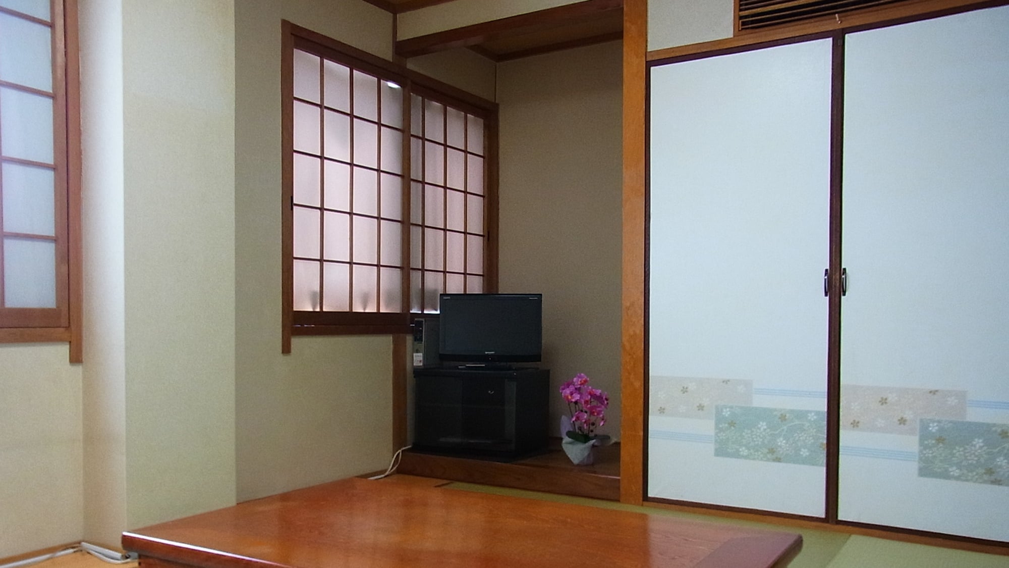 *[Example of an 8 tatami Japanese-style room] This room has a separate bathroom and toilet. Recommended for those who don't like unit baths.