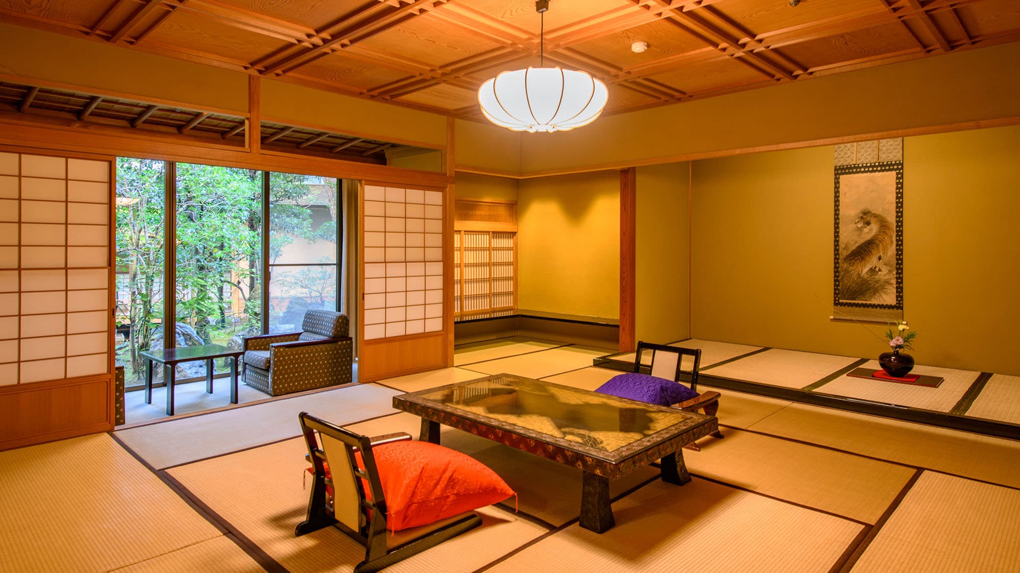 [Horai Room: Premium Two-Room Japanese-Style Room] Both windows in the Japanese-style rooms face the garden, offering elegant views.