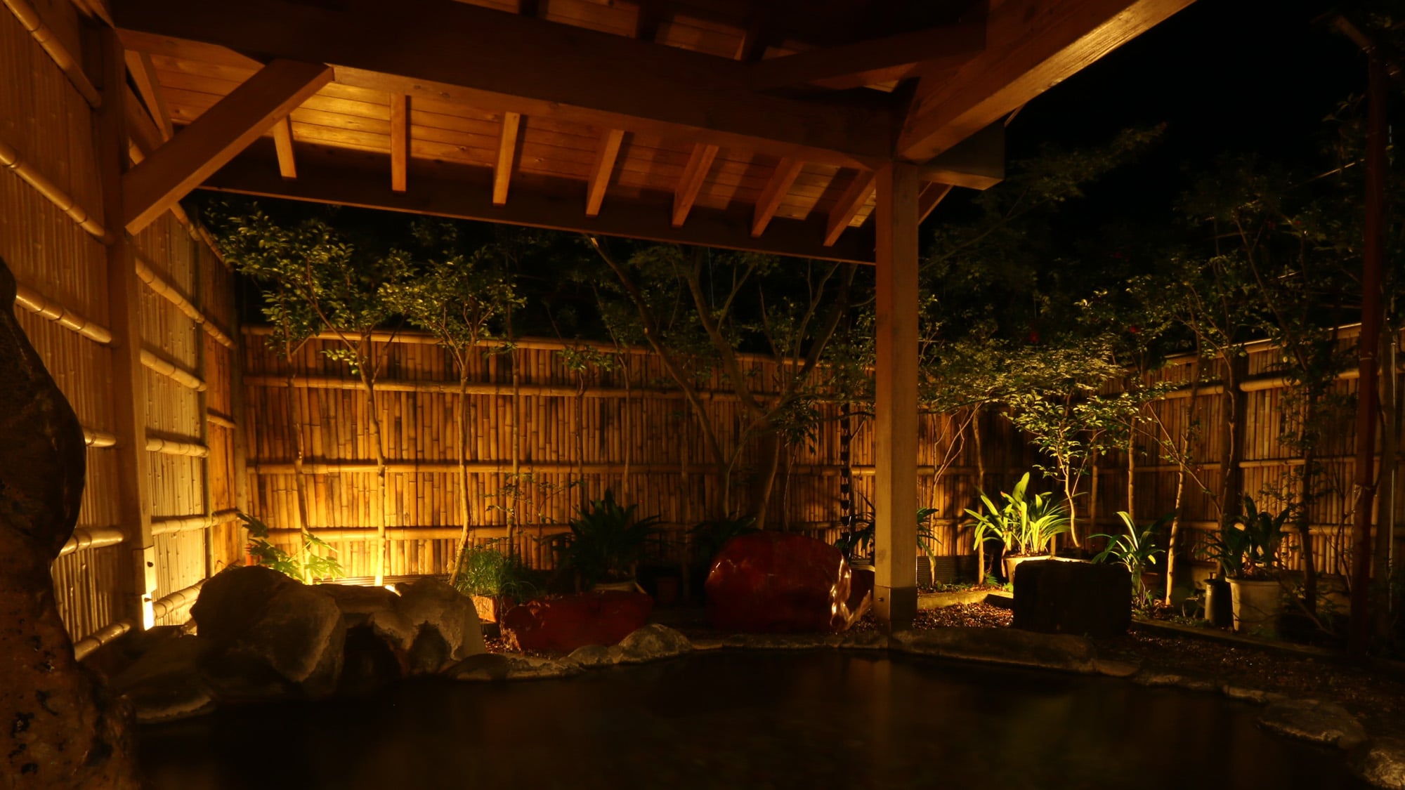 The open-air bath at night is fantastic