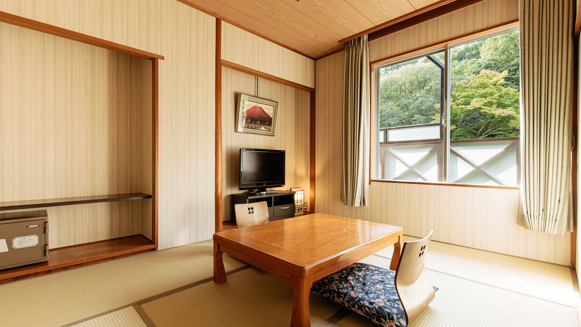 [Japanese-Western style room (with bath) / 42 square meters] A room with a 6-tatami mat Japanese-style room and a twin room