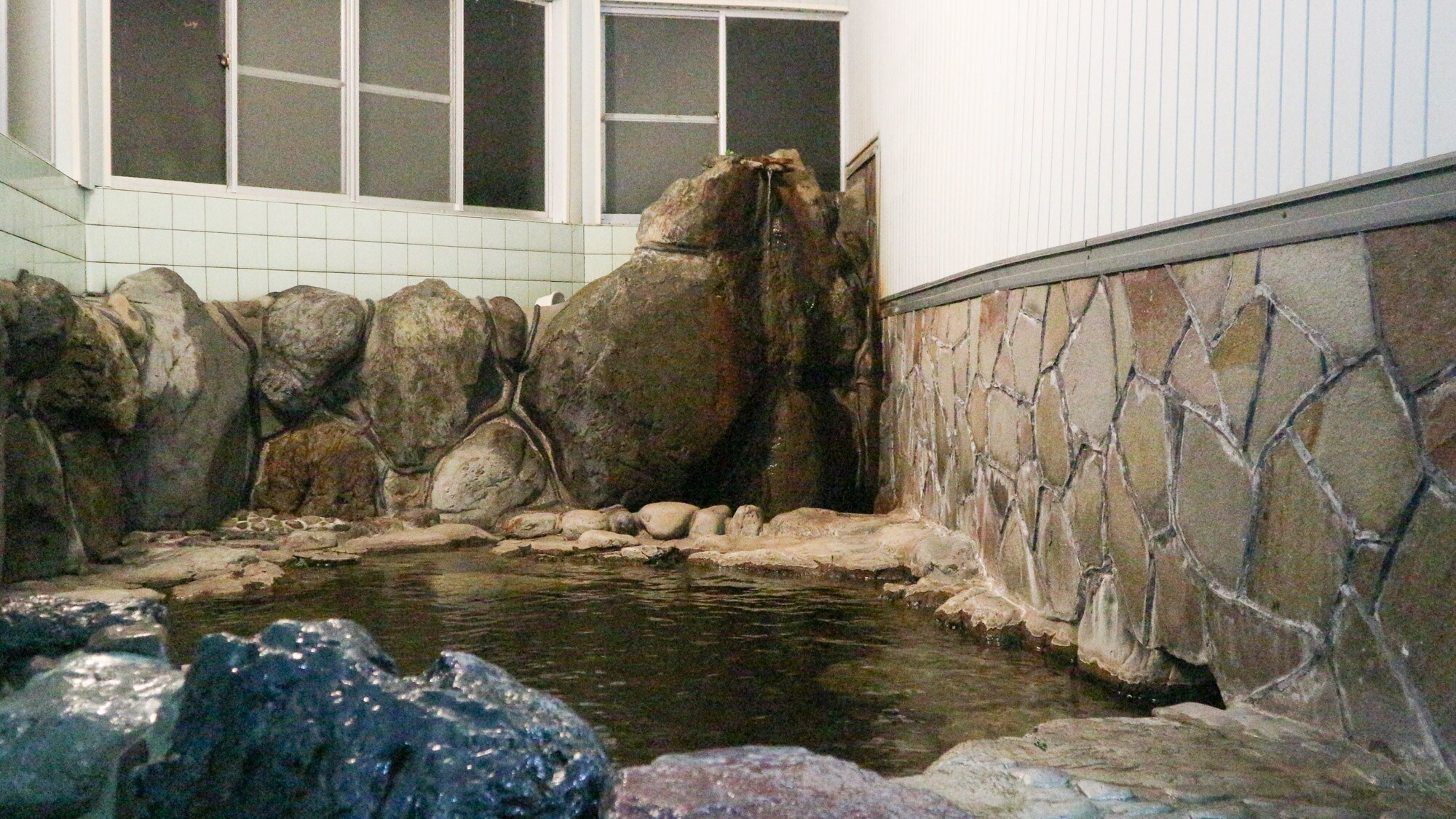 * [Large public bath (men's bath)] Rock bath. Free-flowing hot spring water! Simple hot spring water with no taste or smell.