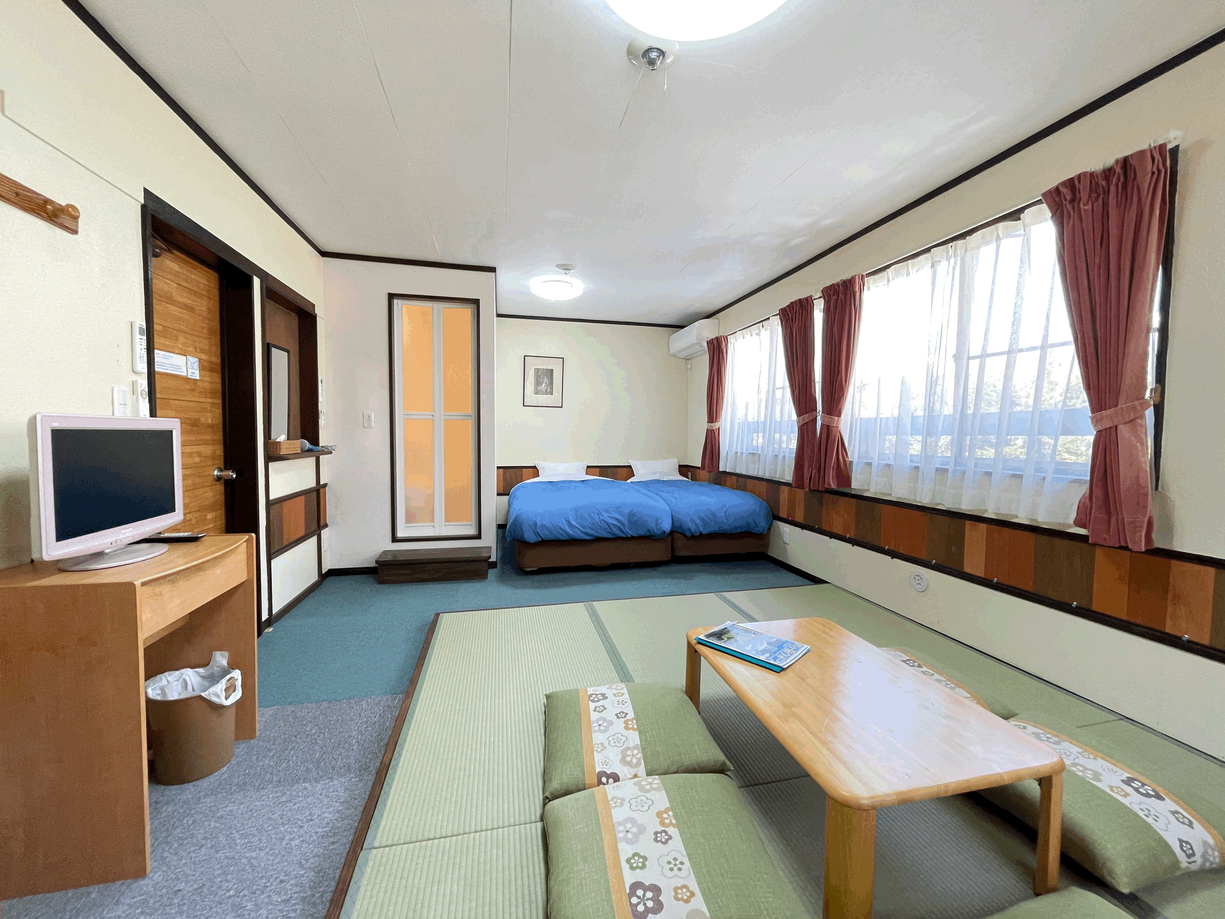 A corner room with a large Japanese-Western style room, from the Japanese-style room side