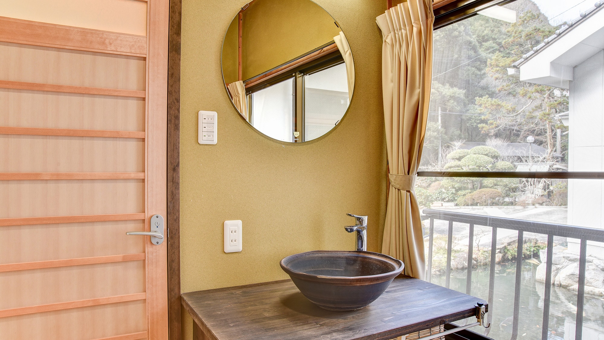 * [Japanese-style room 8 tatami mats (with toilet and washbasin)] Bright sunlight comes in through the window...