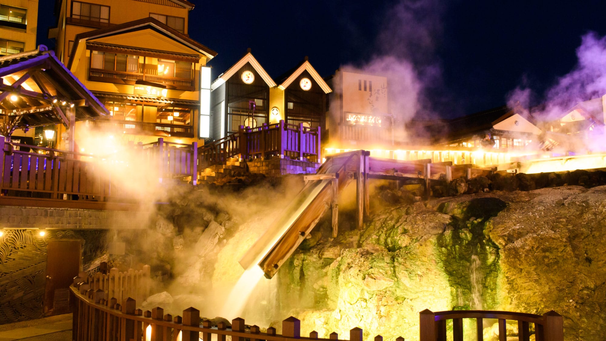 [Exterior / Night] Good location in front of Yubatake! Yubatake Souan seen from Yudaki