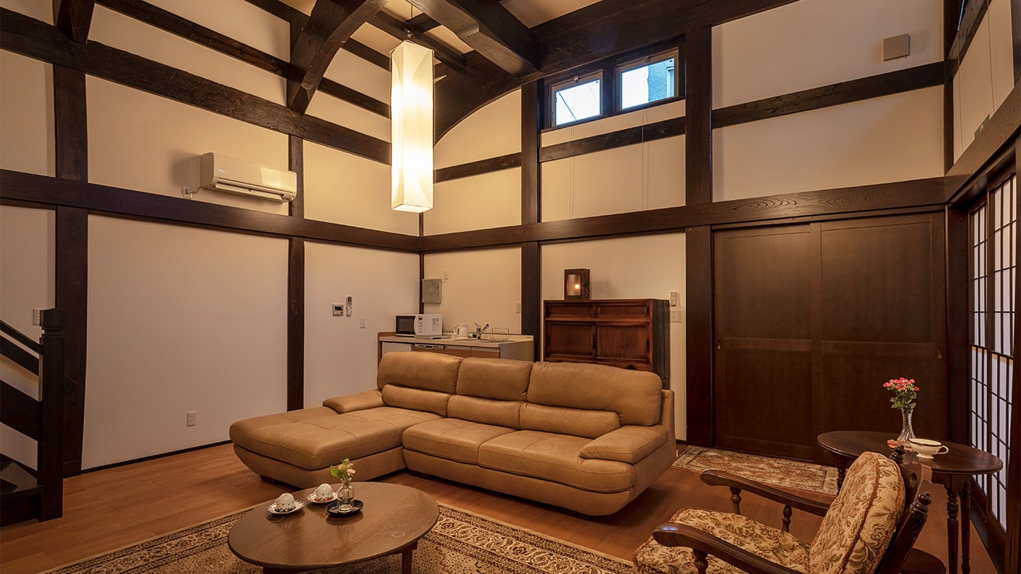 ・The open-ceiling living room was once used as a hearth