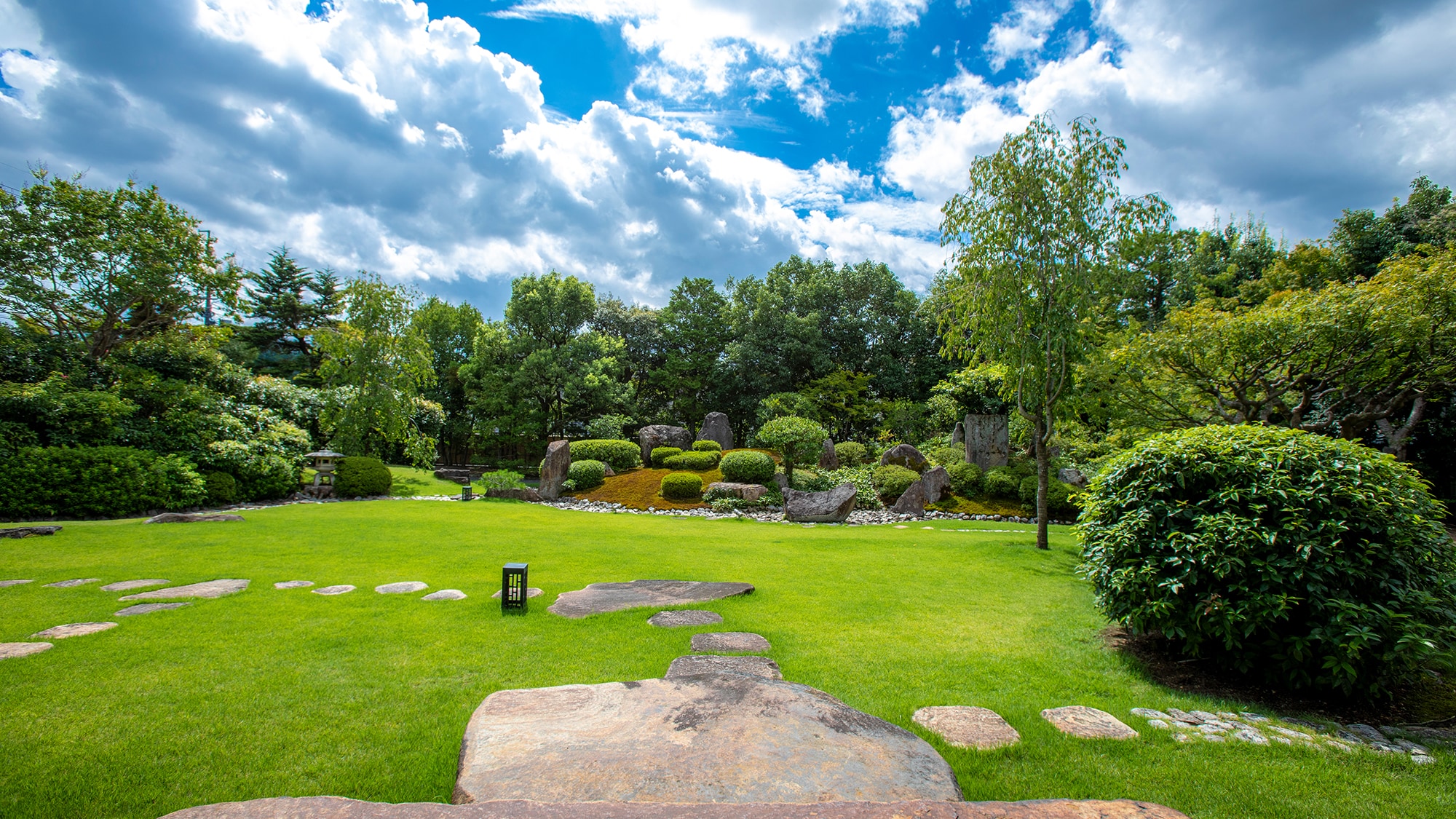 Main Garden: A reproduction of a Japanese garden designed and managed by Mirei Shigemori, a leading landscape architect of the modern and early Showa periods.