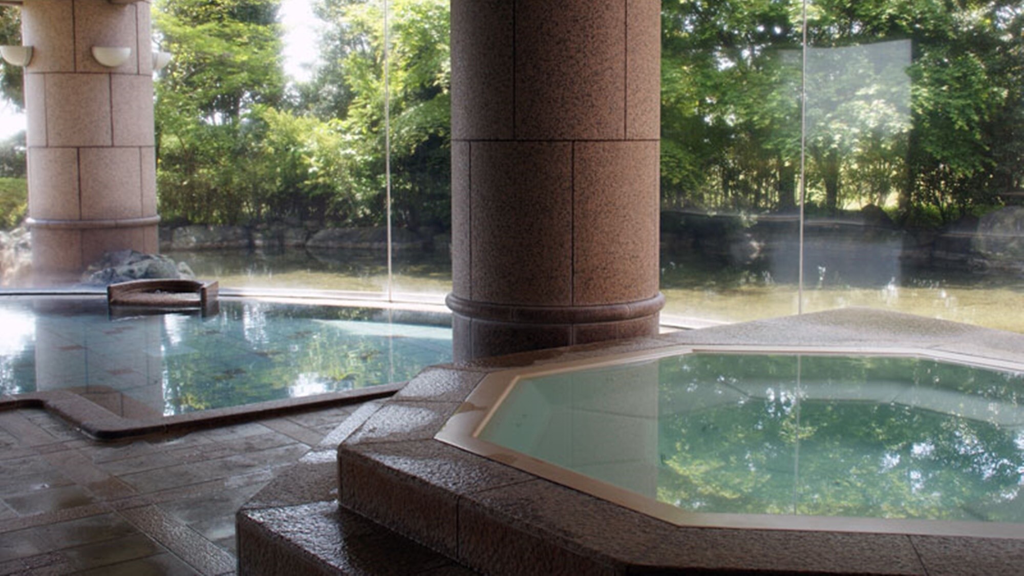 *[Large public bath] Available for guests to use until midnight.