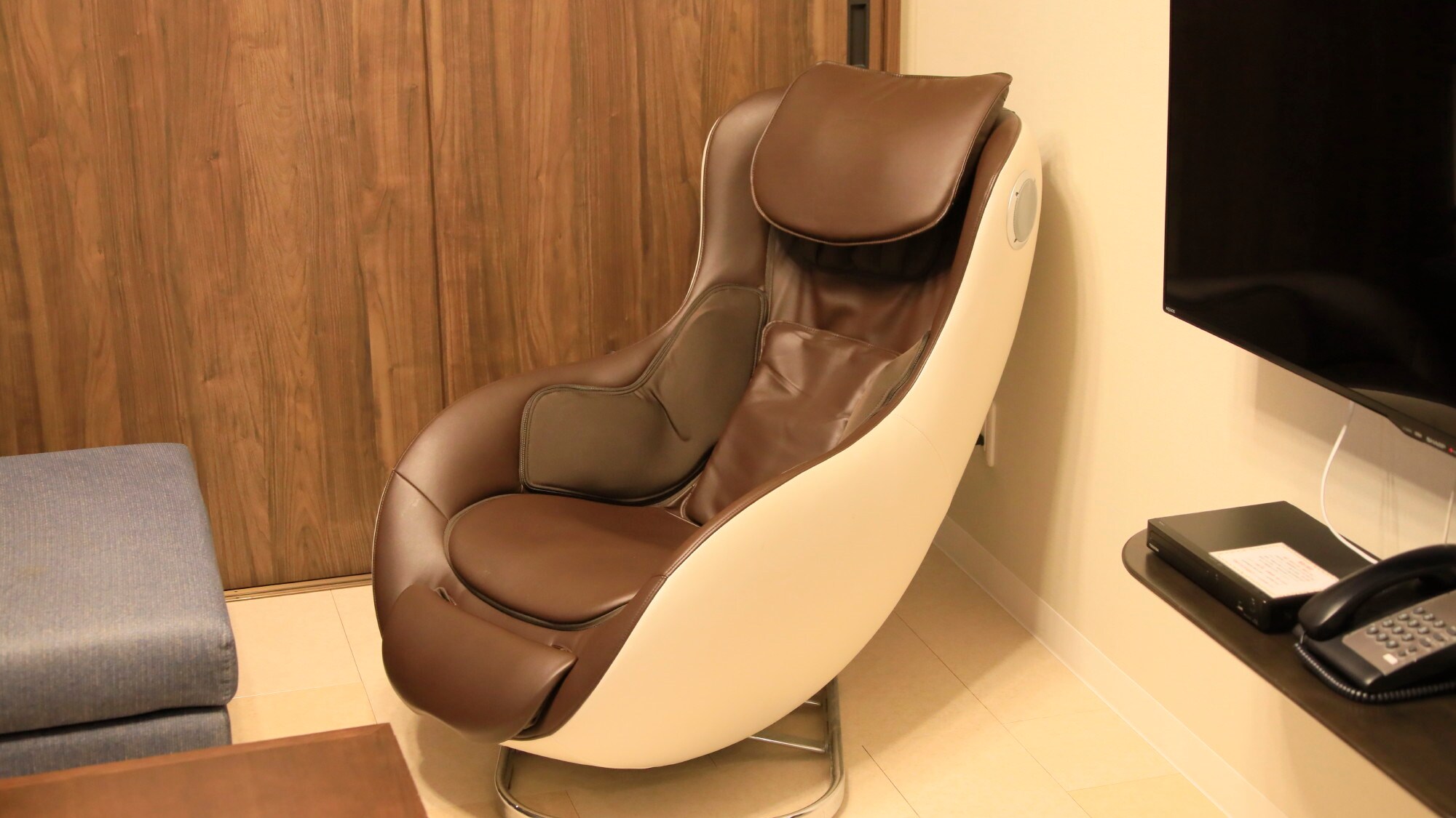 [Example of a Deluxe Room] Deluxe rooms and premium rooms are equipped with massage chairs.
