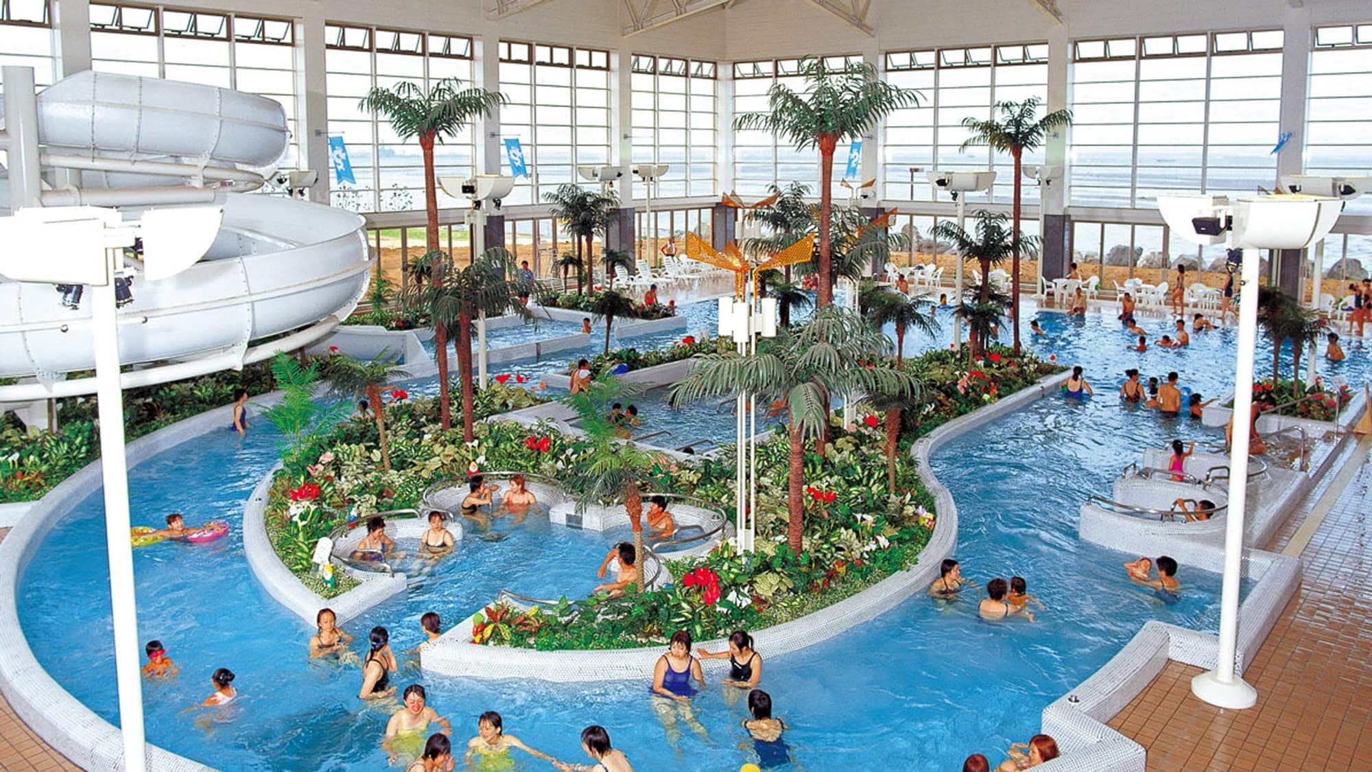 *[Aqua Park (example)] The large indoor pool is open even in winter ♪