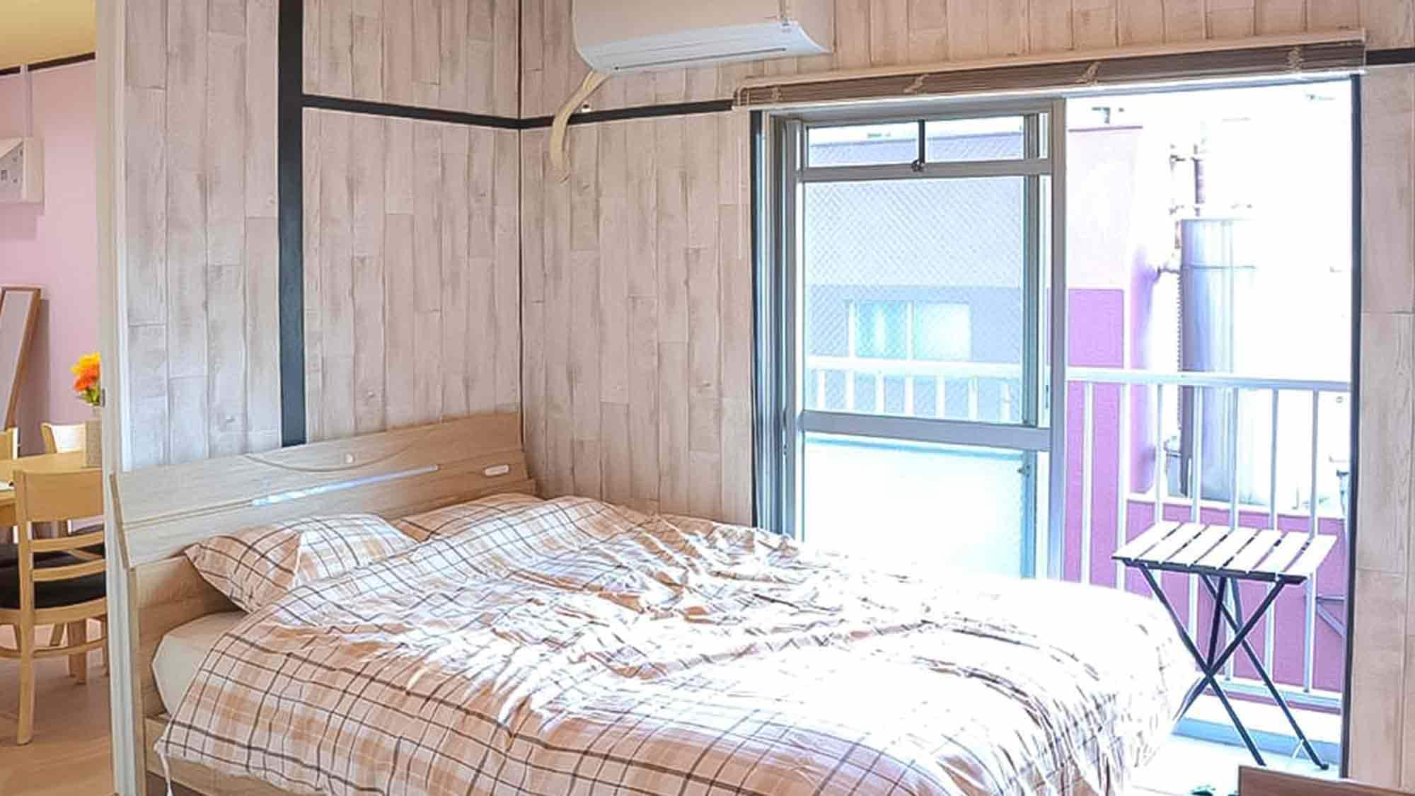 ・[Room 303/Bedroom B] A bright room with a balcony