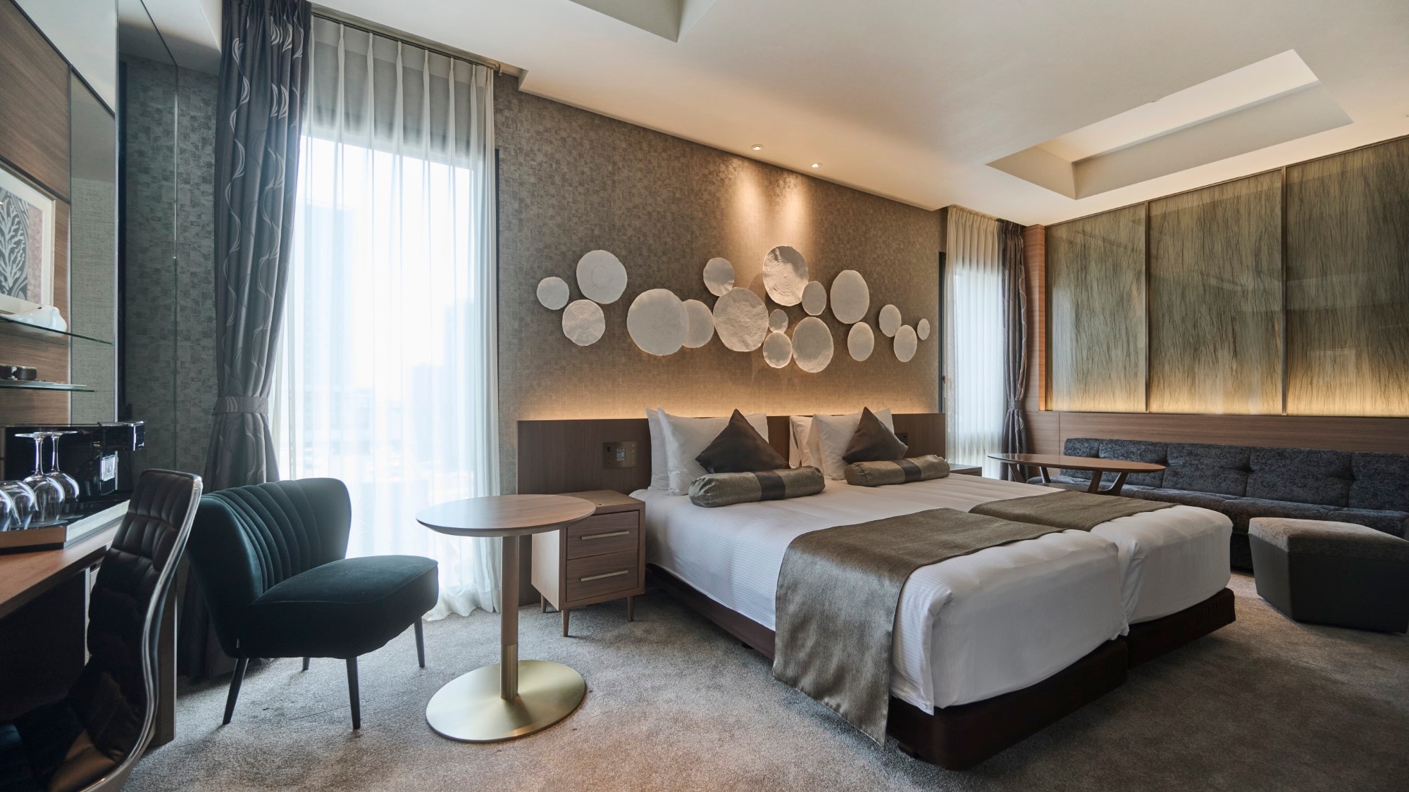 [Suite Room (36 m2)] The bathroom is completely separate, making it a perfect room for special occasions.