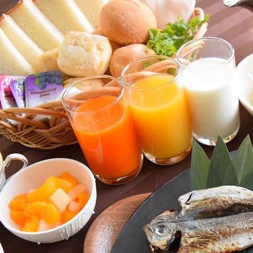 早餐6:30開始！ 100%生牛奶製成的「健康維生素果汁」！我們注重新鮮度，產量有限！ “出雲的牛奶”