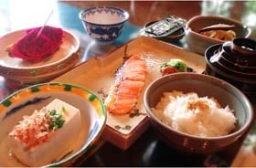 아침 식사 예. 오키나와의 가정 요리가 호평입니다