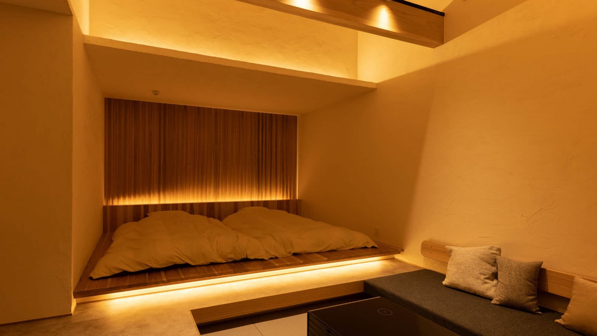 Nikmati tidur nyenyak di tempat tidur kembar Hollywood kami yang luas.