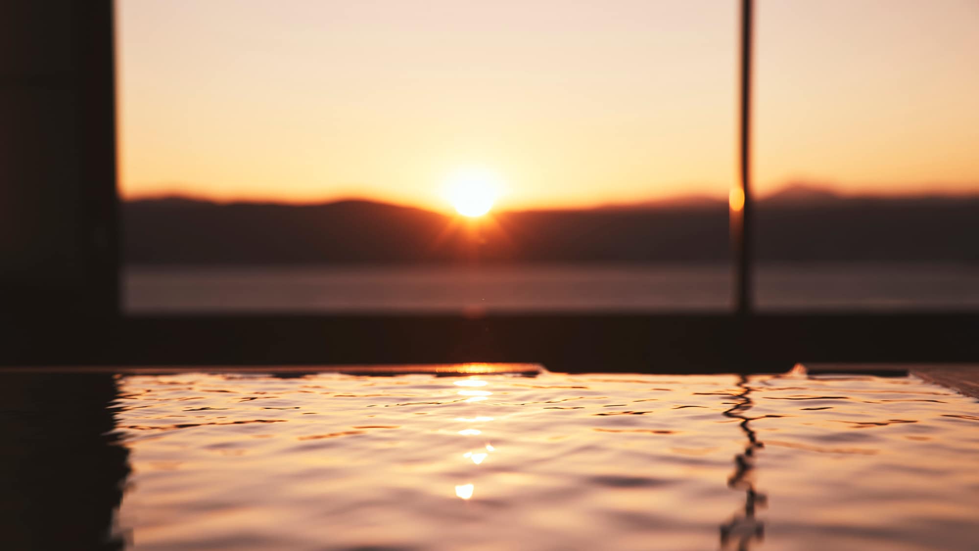 From the semi-open-air bath in your room, you can see the beautiful dusk of Lake Suwa.