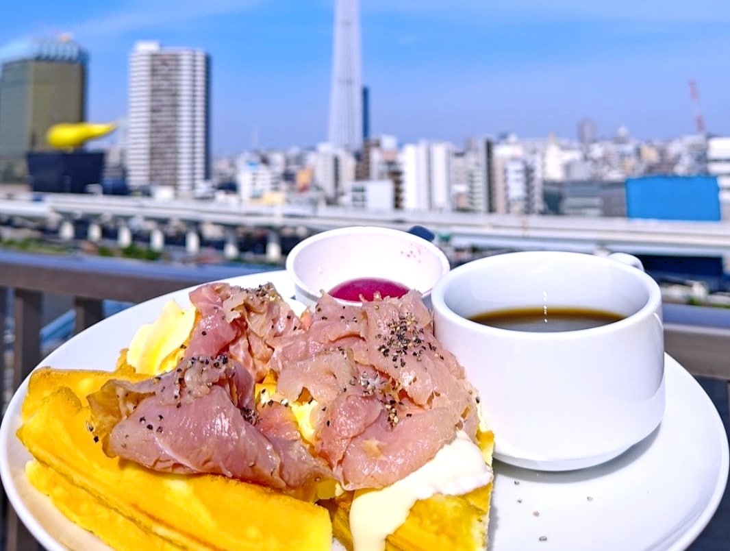 Looking at the Skytree from the rooftop...