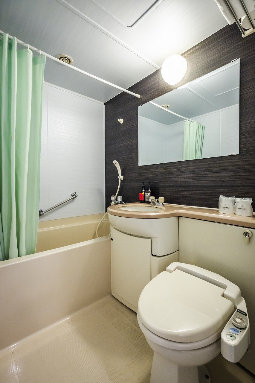[Guest rooms] Clean unit baths