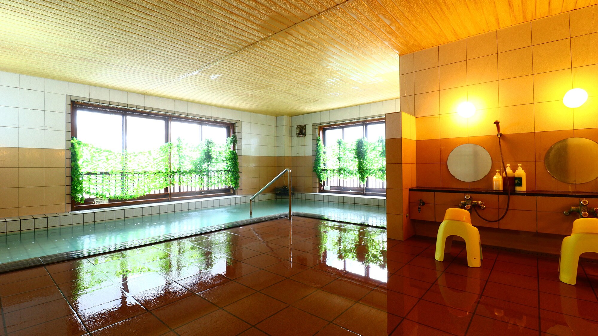 This is the spacious women's bath. Come and enjoy Matsunoyama Onsen, which is famous for its "beautiful skin baths."