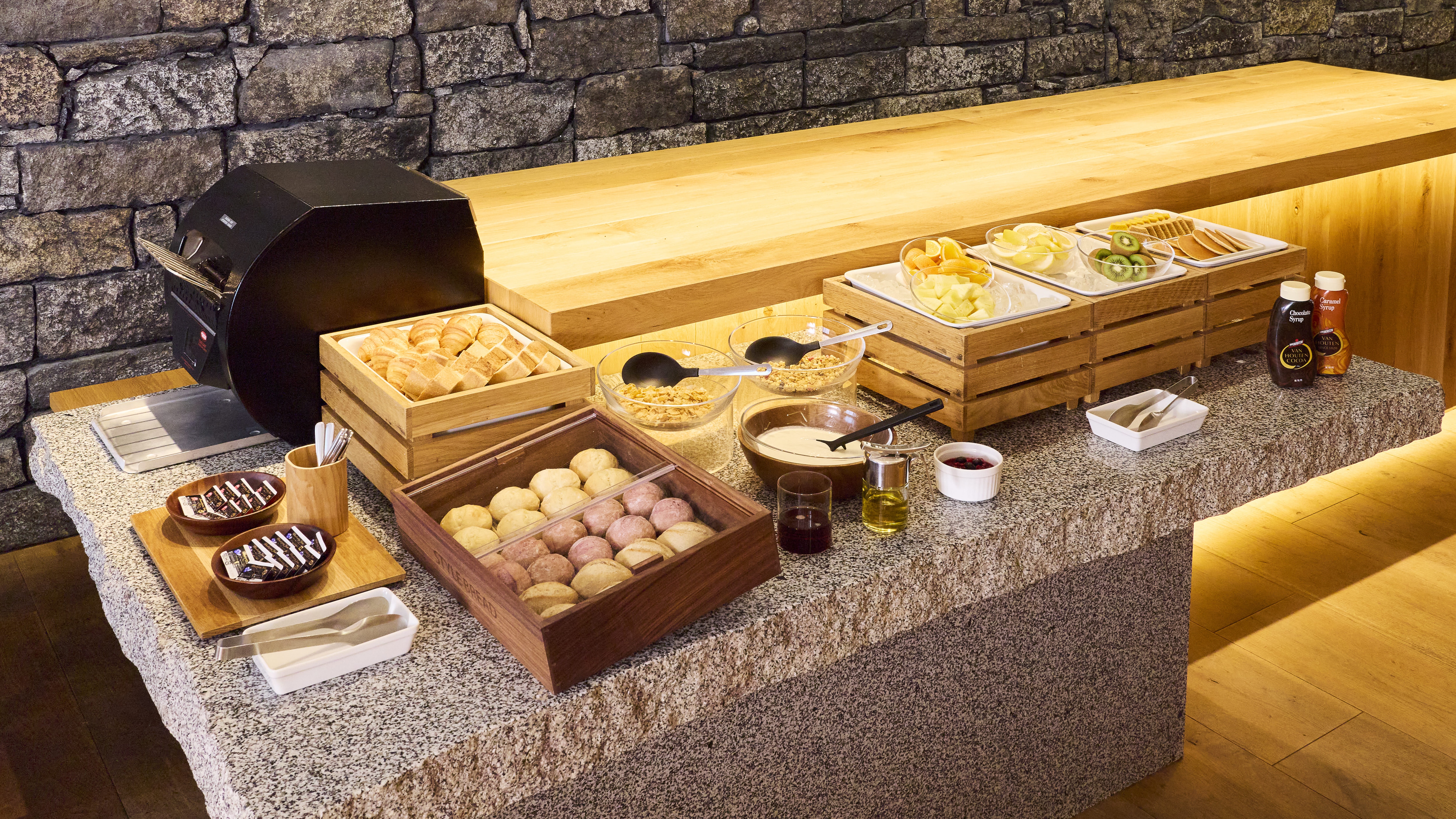 Bread, cereal and fruit (image)