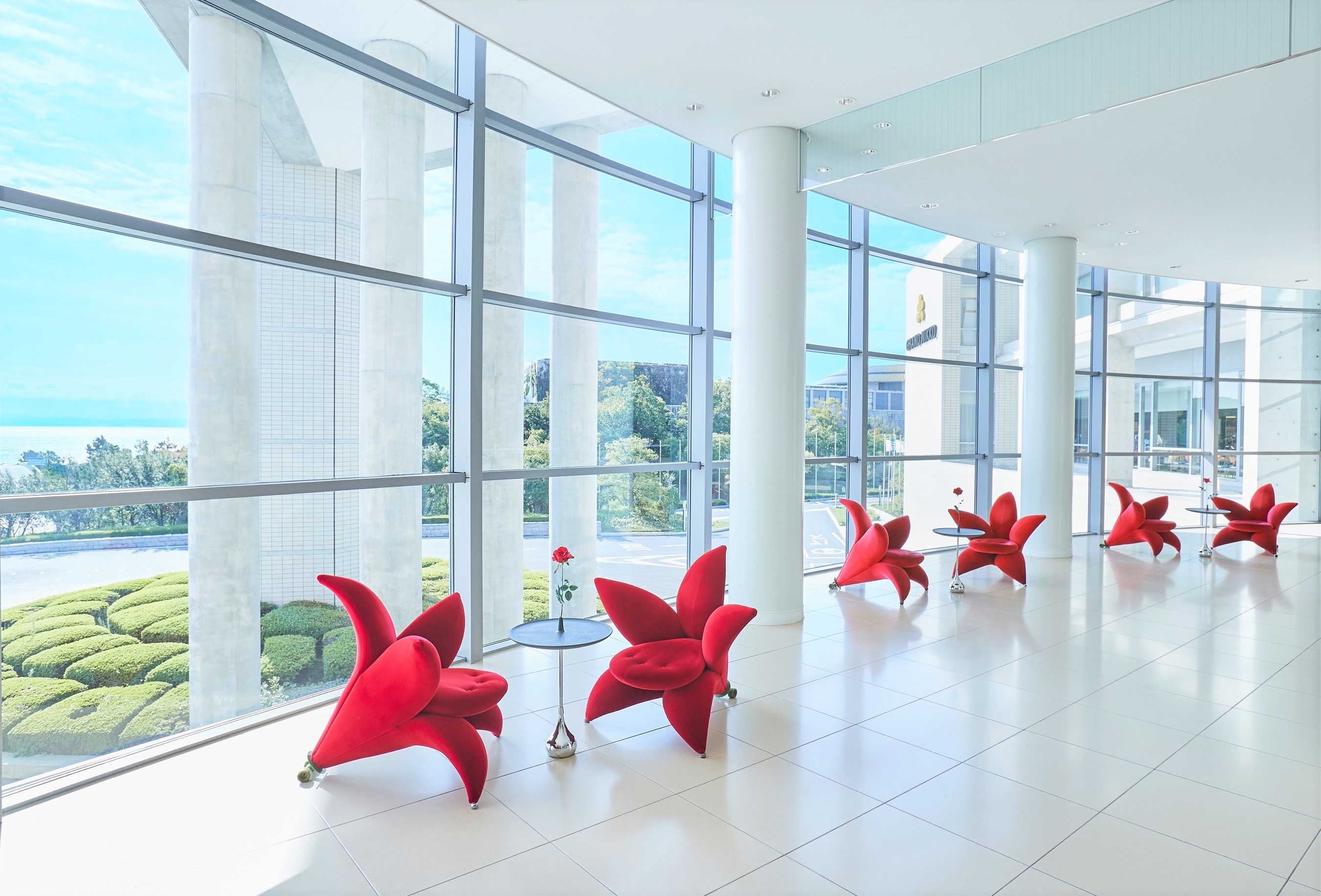 グランドニッコー淡路といえばこのイス！海をバックに写真もキレイに撮れますよ♪