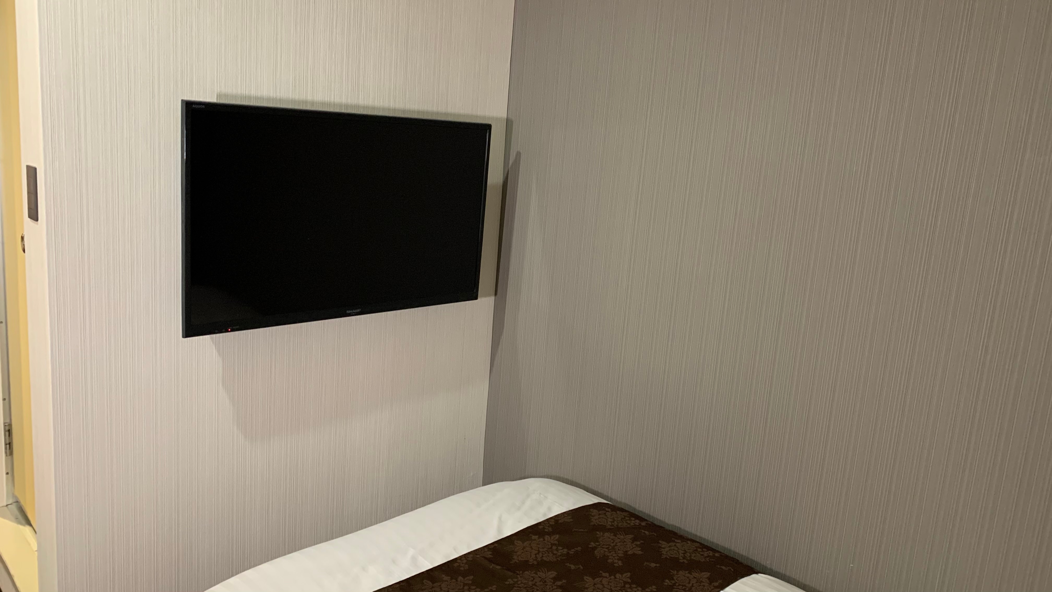 40in wall-mounted TV