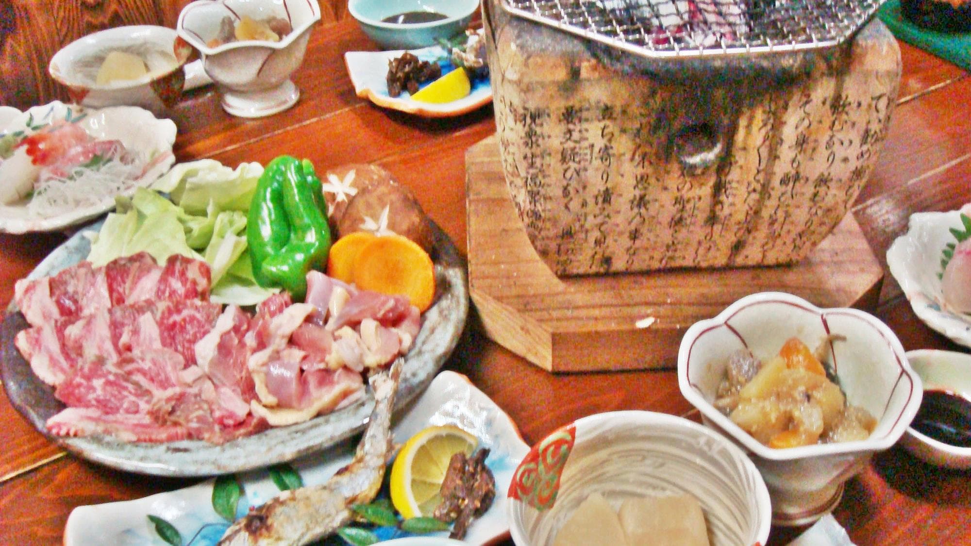 ※【餐點範例】以炭火烤製的地雞和黑毛和牛為主的鄉村料理。
