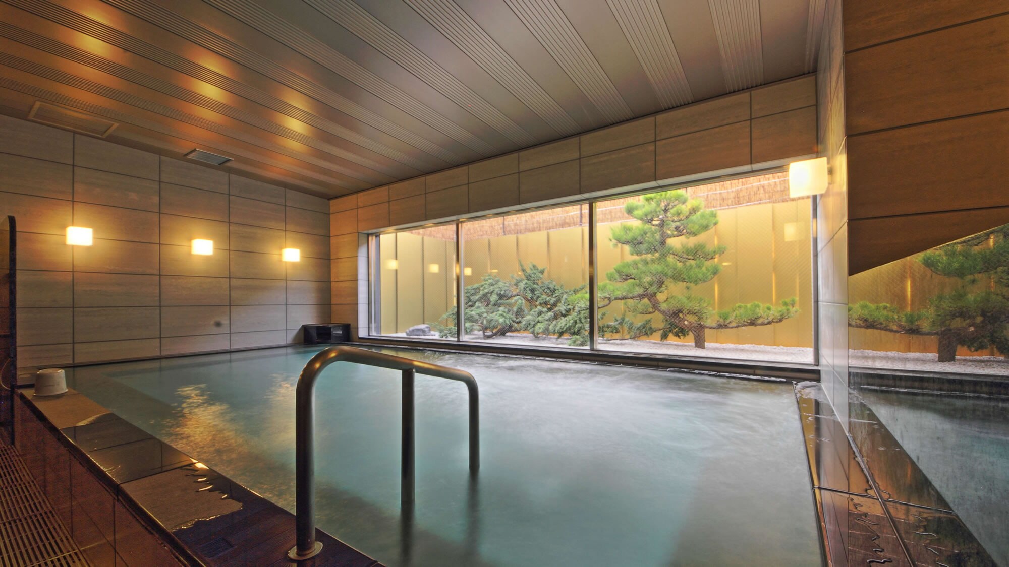 Large public bath (men and women alternate)