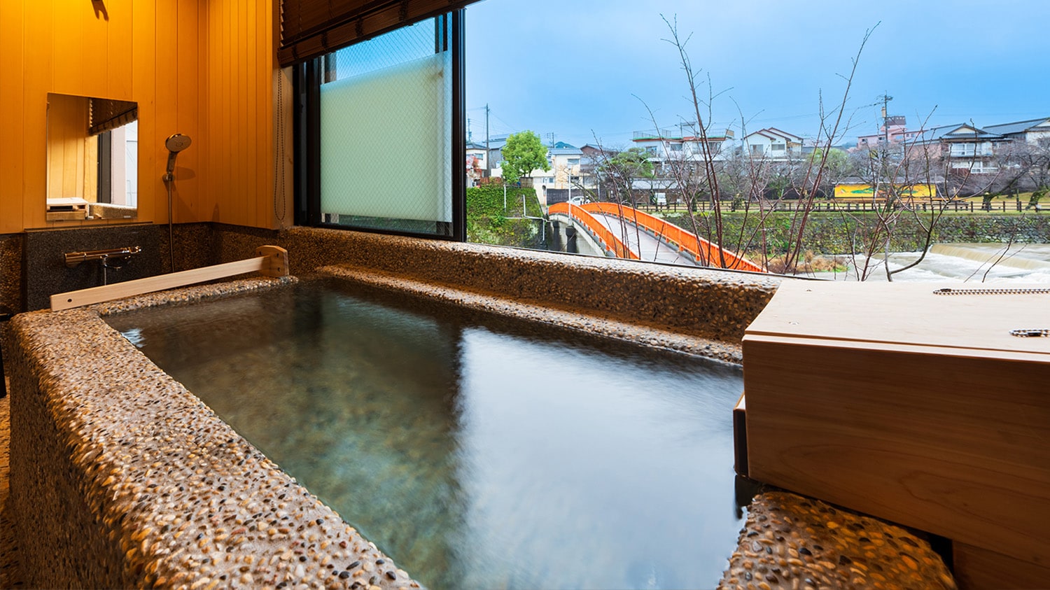 Room 205: Guest room with open-air observation bath