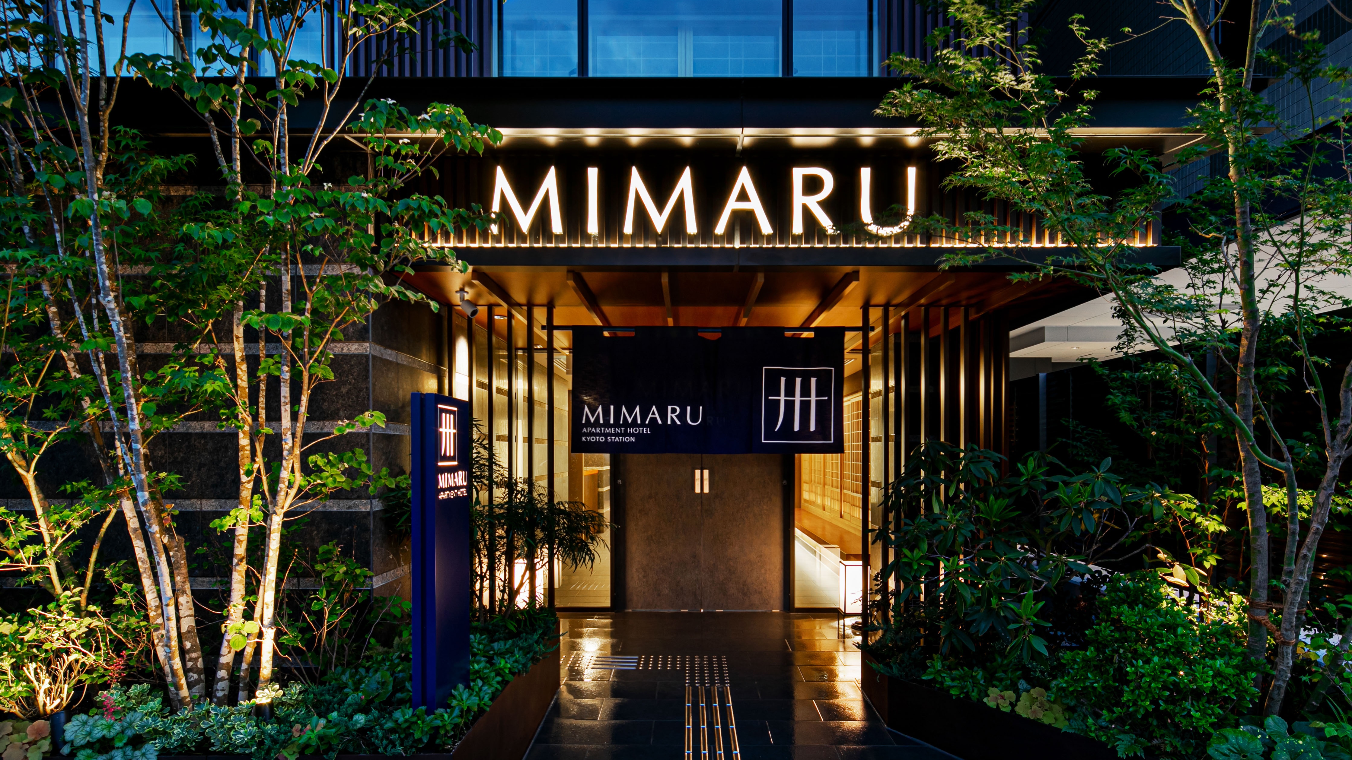 There are also many restaurants nearby at night.