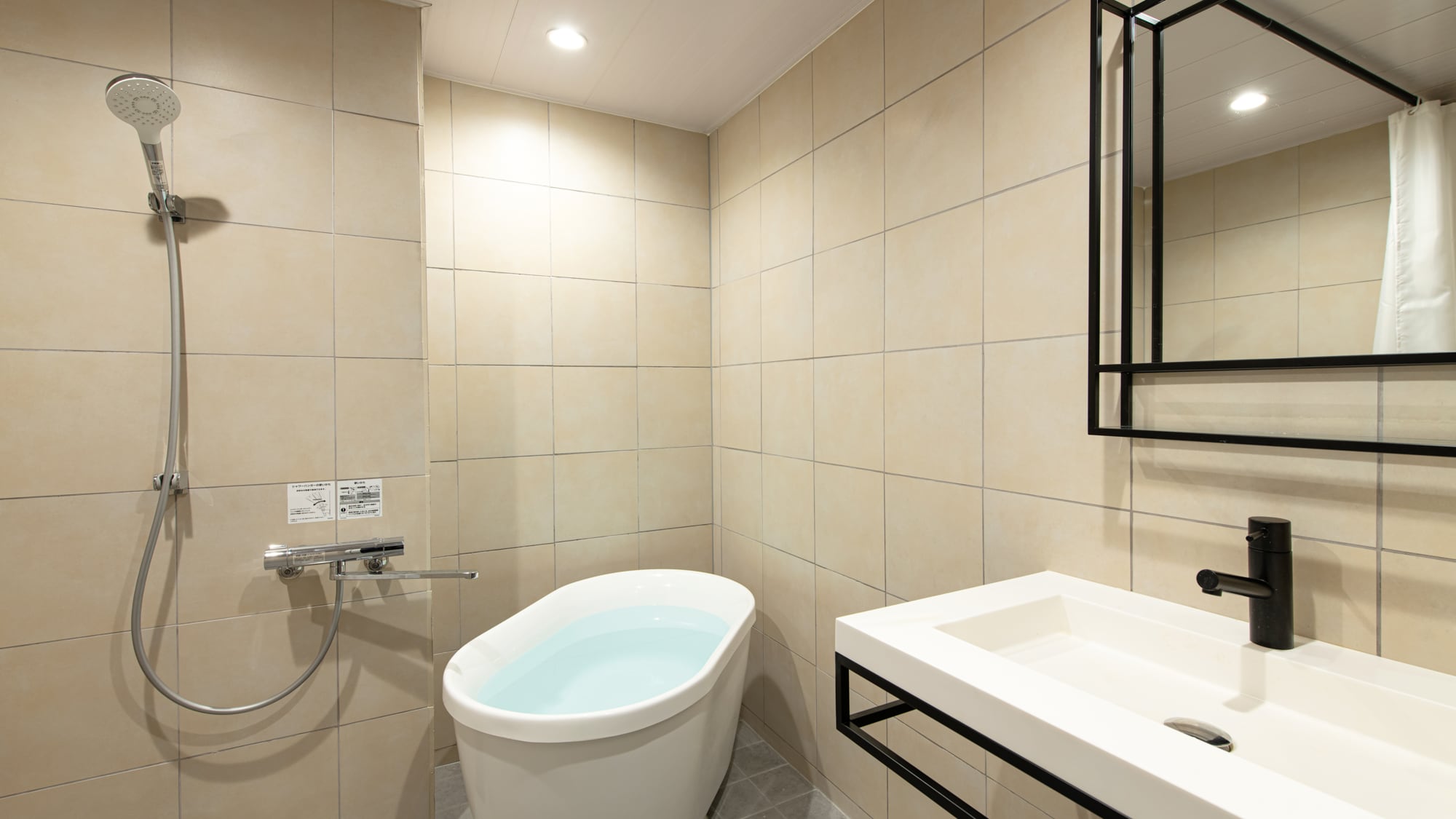 *Room: Twin room with Western-style bathtub and bathroom