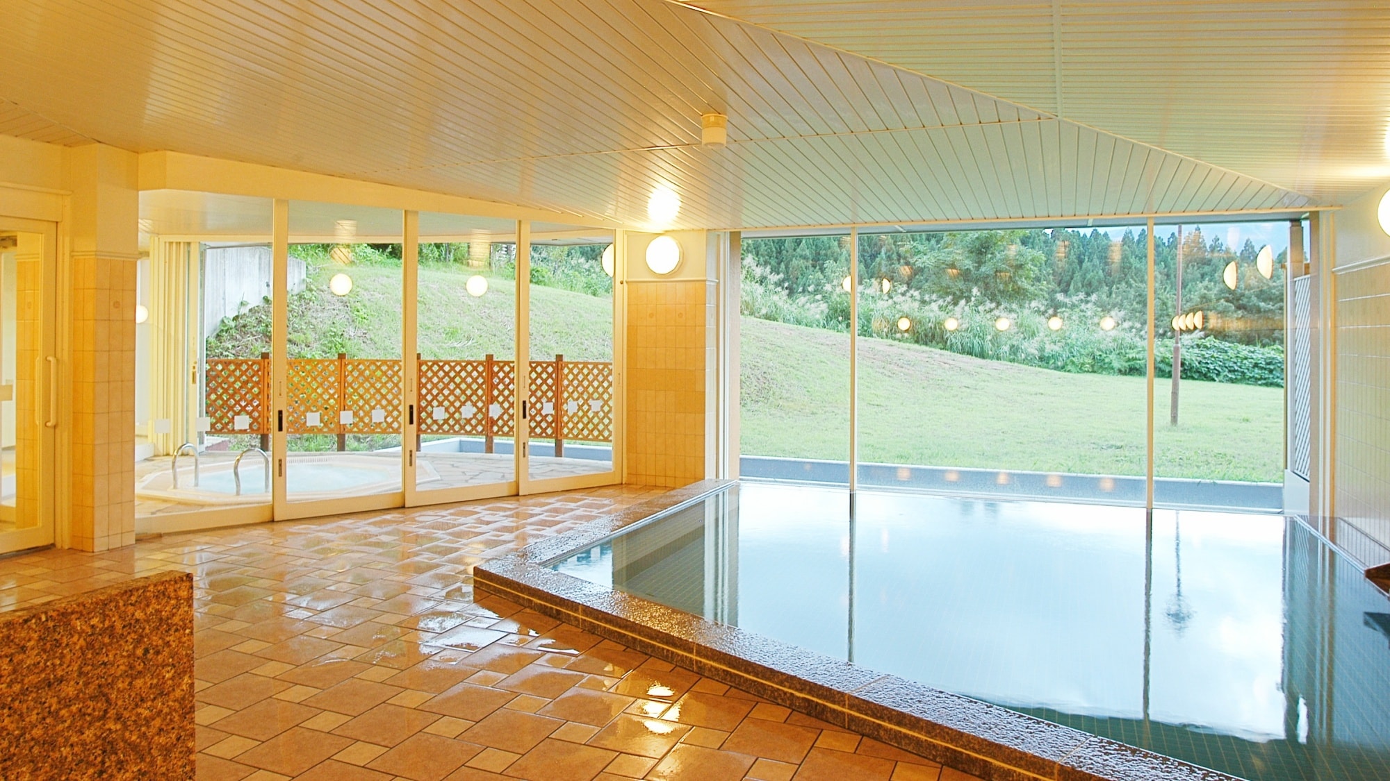 From the core of your body to warmth in a natural hot spring. There is also a sauna and a half-street jacuzzi.