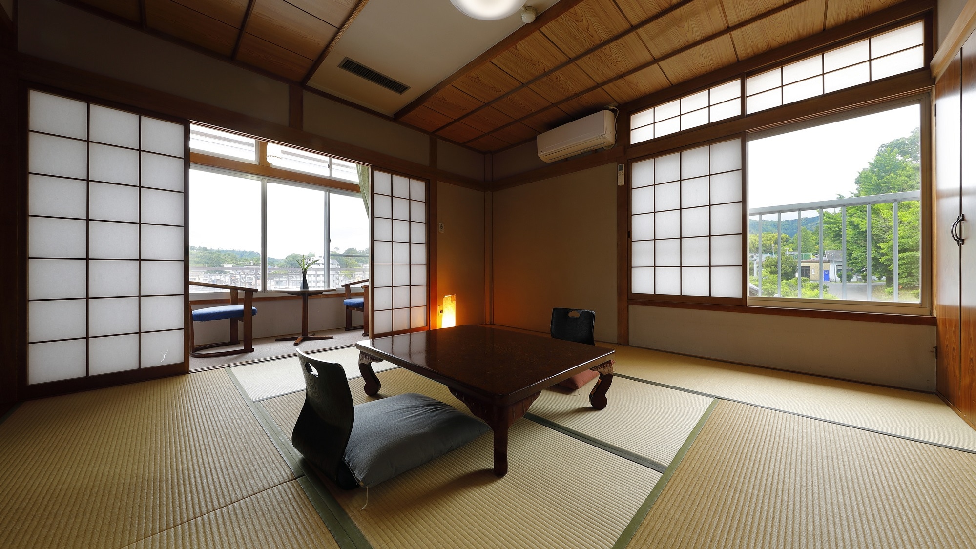 The main building's Japanese-style room (8 tatami mats) has a calm atmosphere and is built in a purely Japanese style.