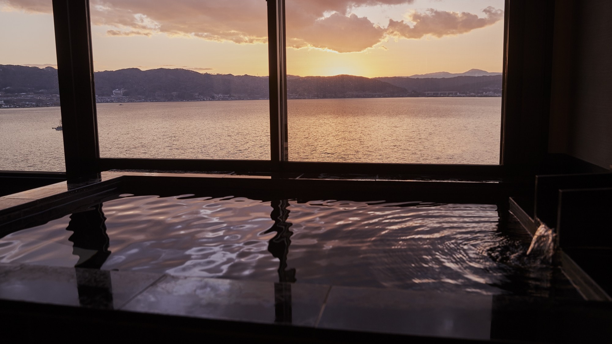 Guest room open-air bath ◇ Monopolize the beautiful view of Lake Suwa