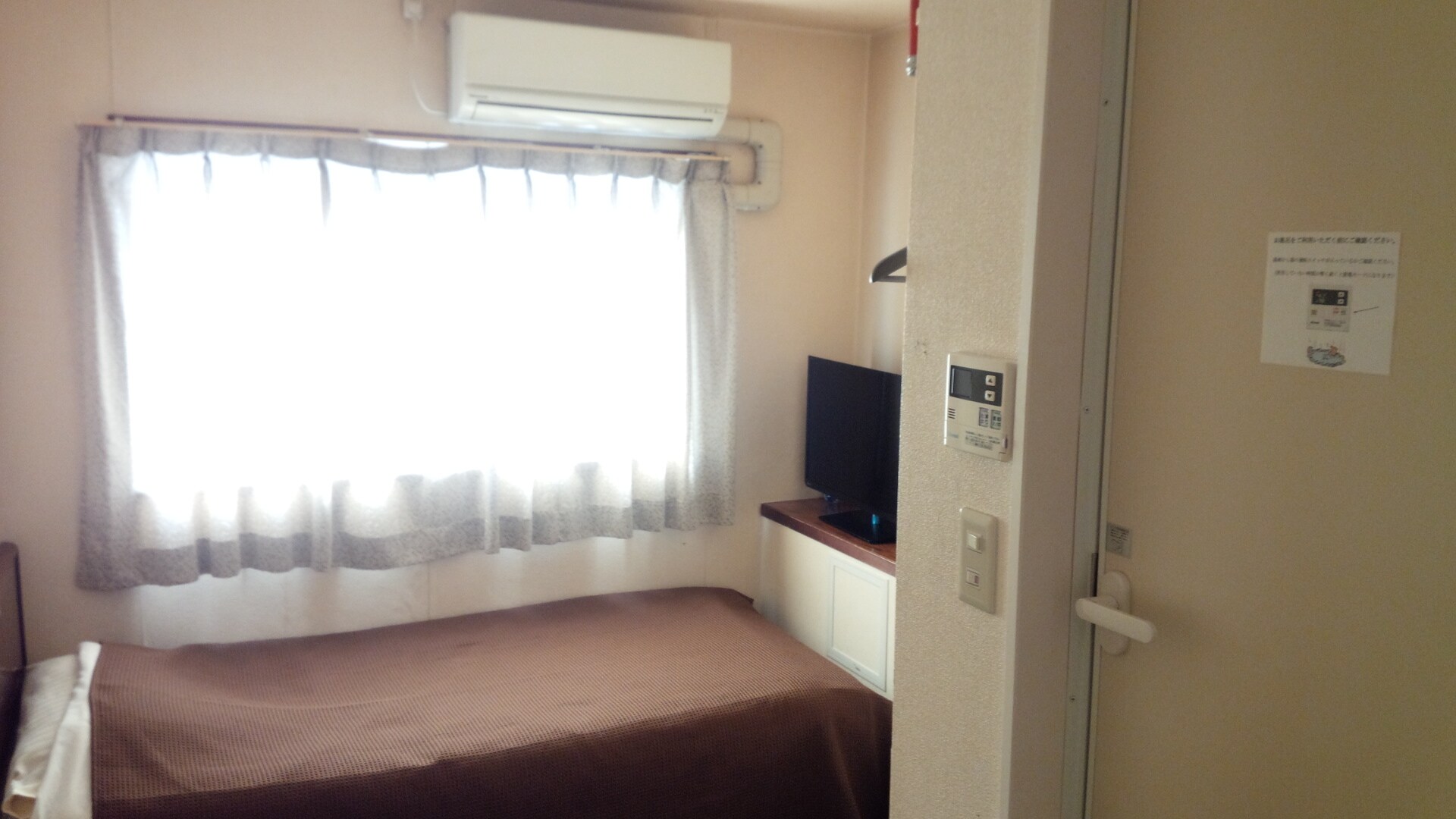 An example of a Western-style room with a bath and toilet