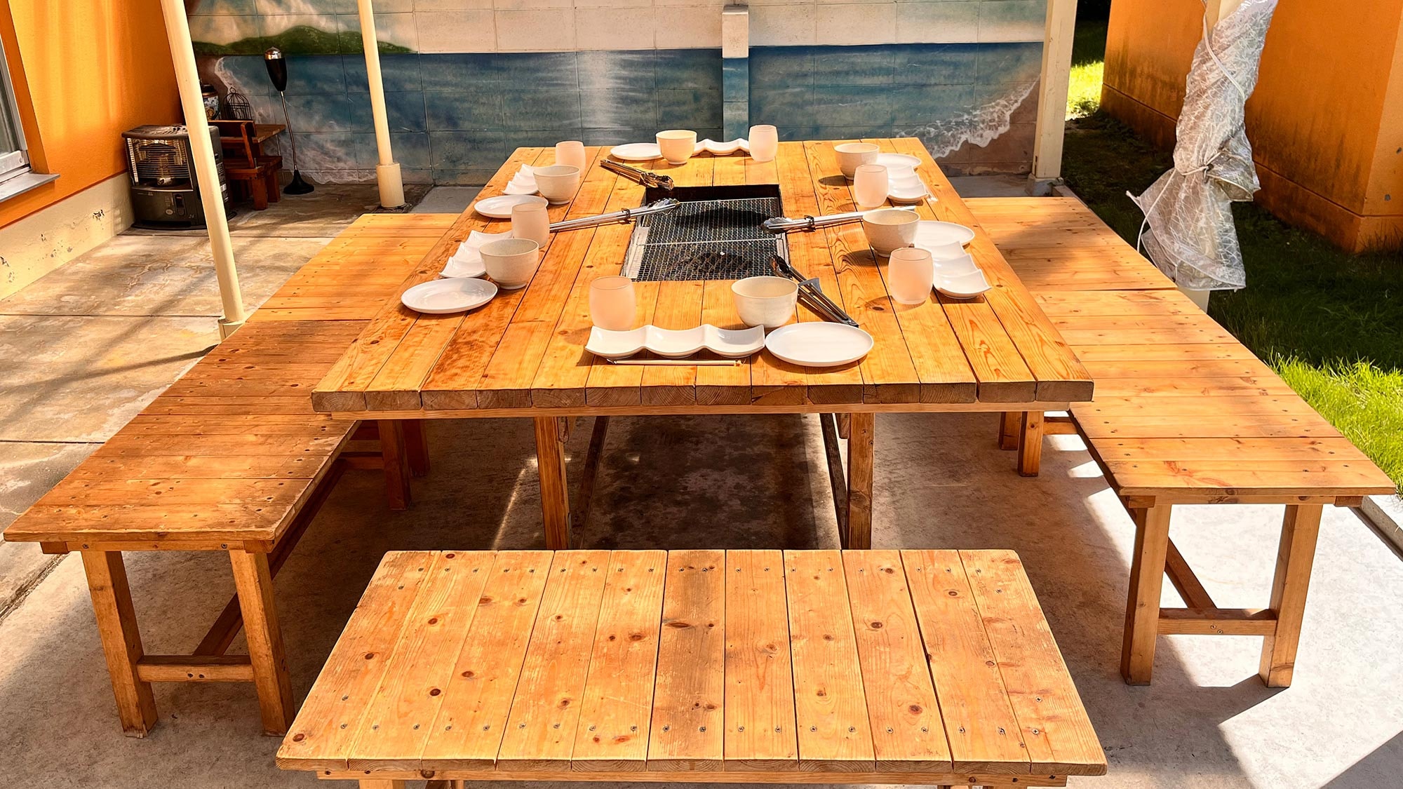 ・[Sân thượng BBQ] Được trang bị một chiếc bàn lớn có lò nướng ở giữa. Dành cho nhóm lớn và chuyến đi gia đình ba thế hệ