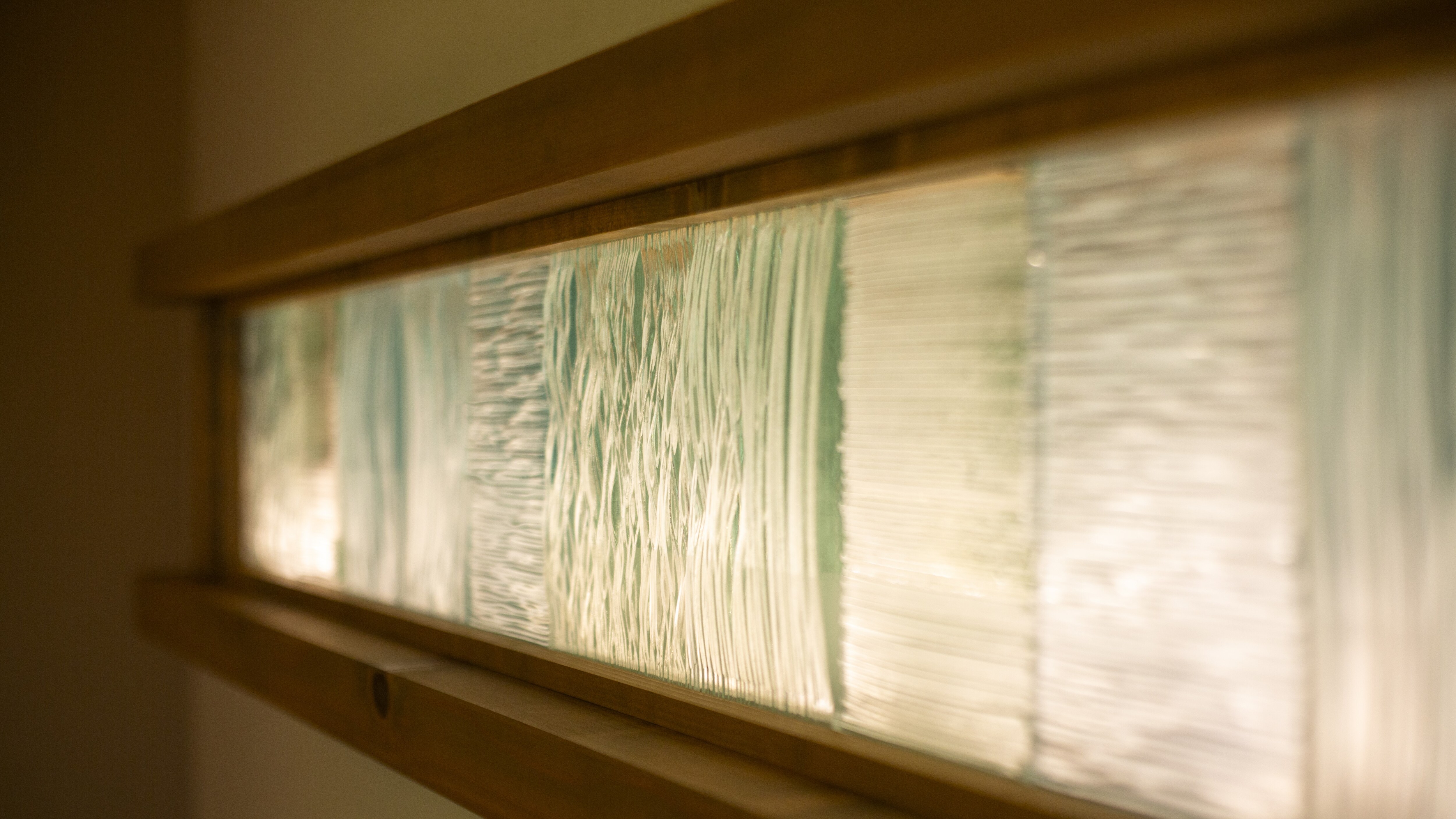 [New Wing/Natsumi] The stained glass designed to resemble waves is impressive, and natural light pours in through the large, open windows.