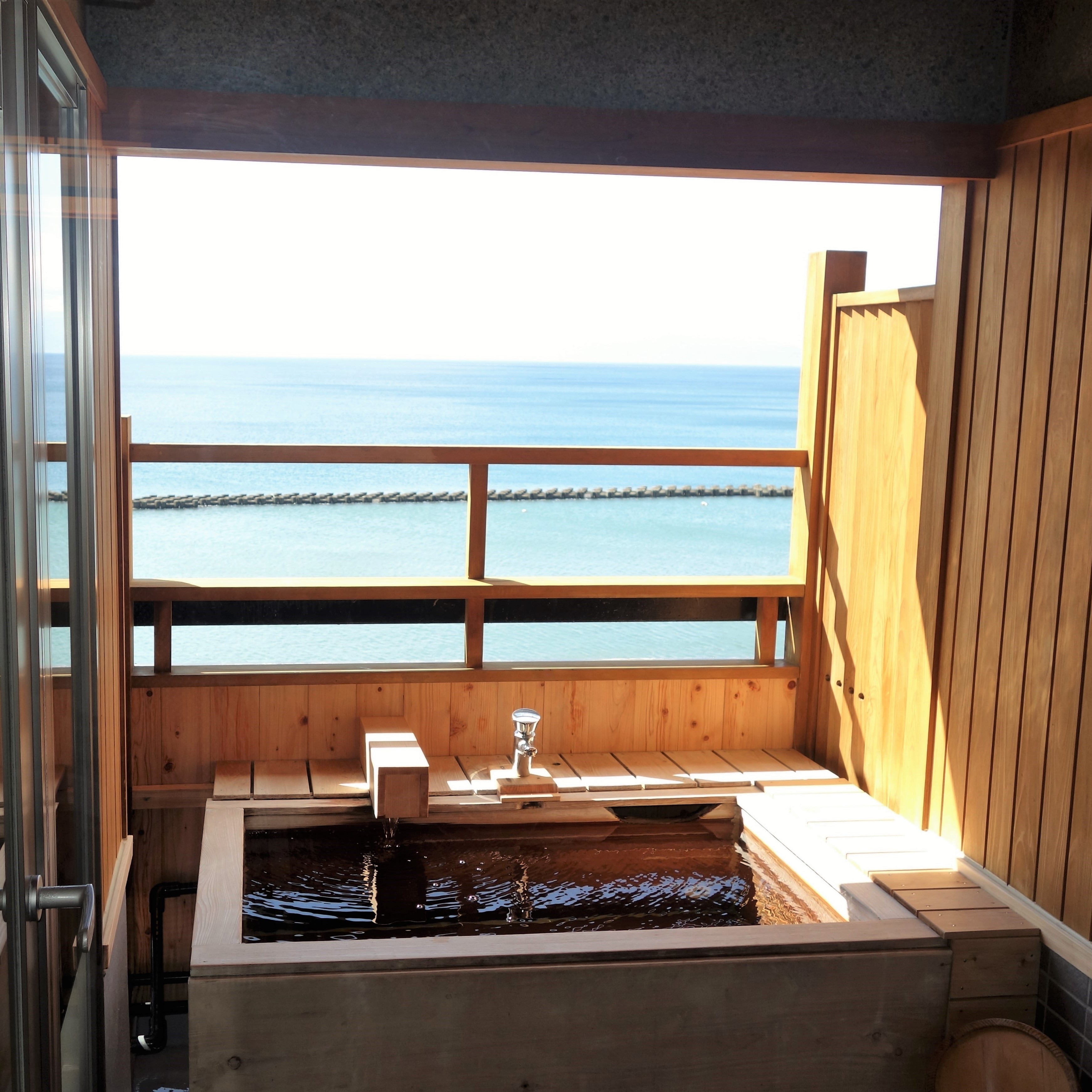 Example of an open-air bath overlooking the sea ③