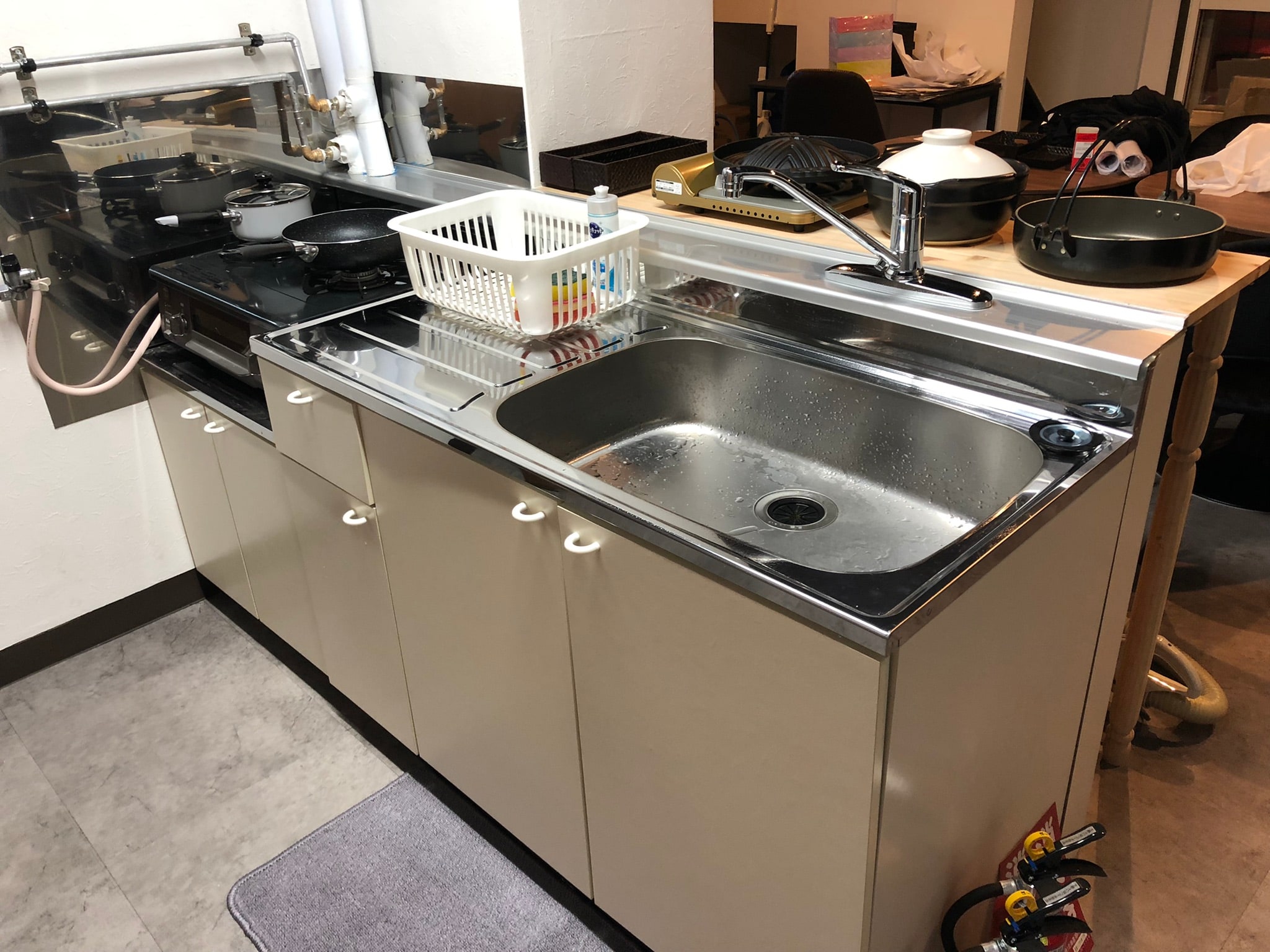 There is a small kitchen on the first floor. Simple cooking is possible.